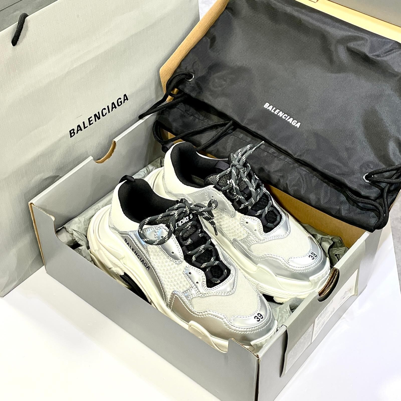 本月限時折扣 !!! 全新BALENCIAGA TRIPLE S 運動鞋 39碼 灰銀白色 #老嗲鞋 #男女同款 #香榭站正品
