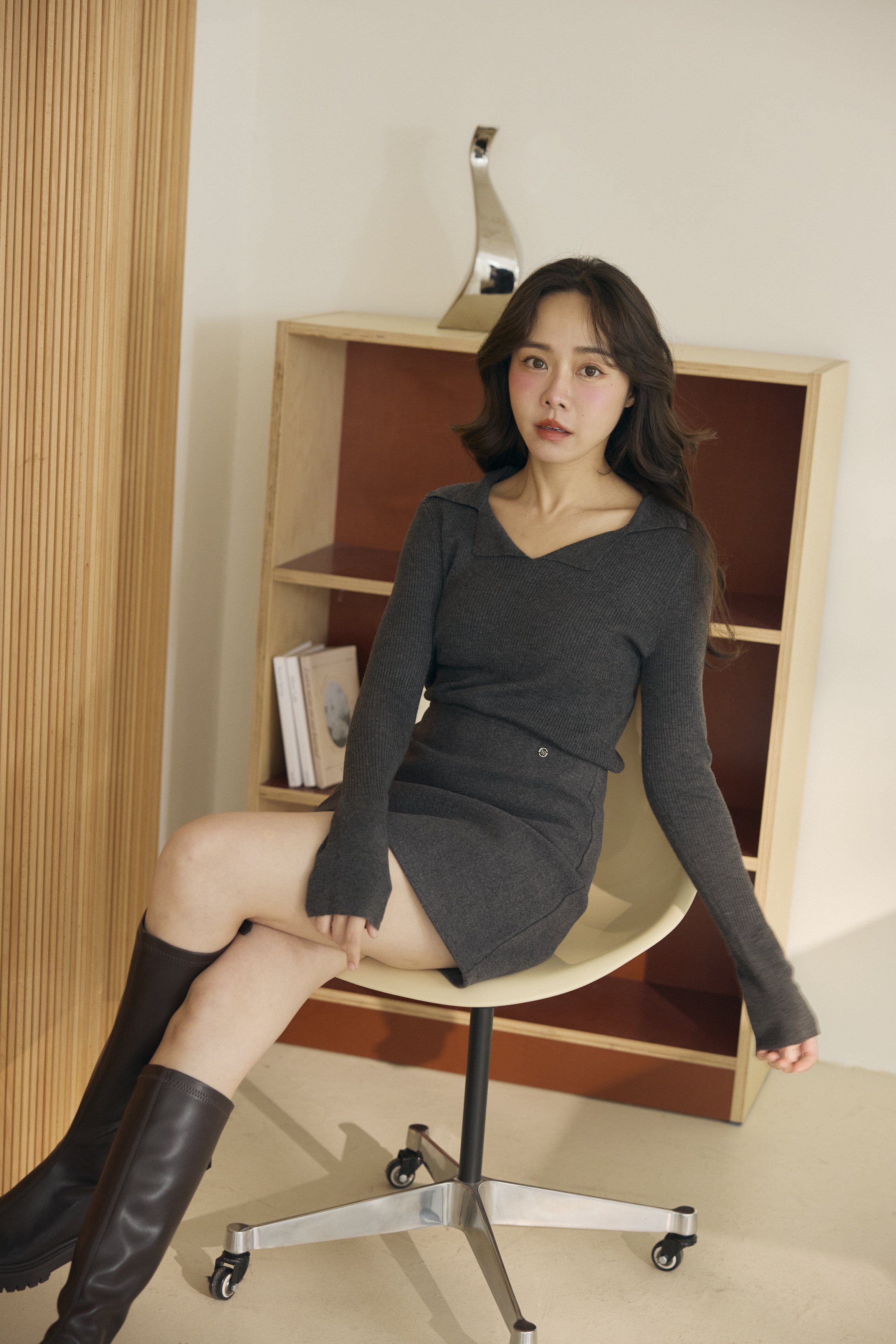 炭灰色小 V 領上衣