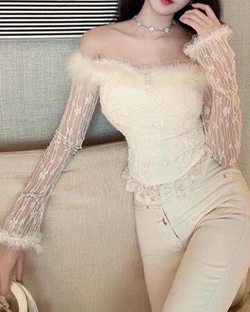 一字領滿版蕾絲拼接毛毛上衣