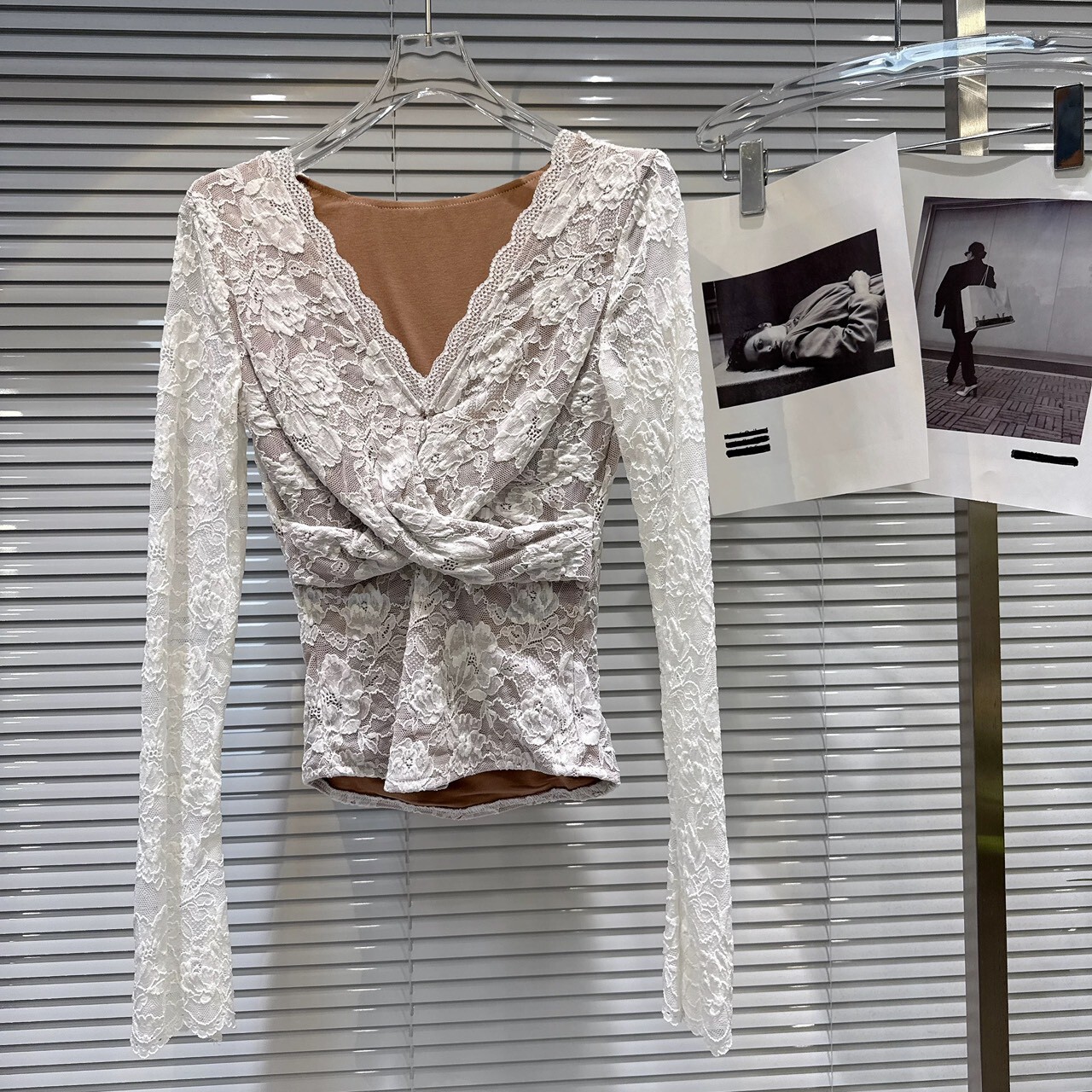 V領胸交叉扭結滿版蕾絲上衣