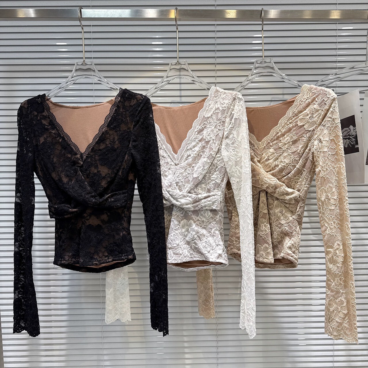 V領胸交叉扭結滿版蕾絲上衣