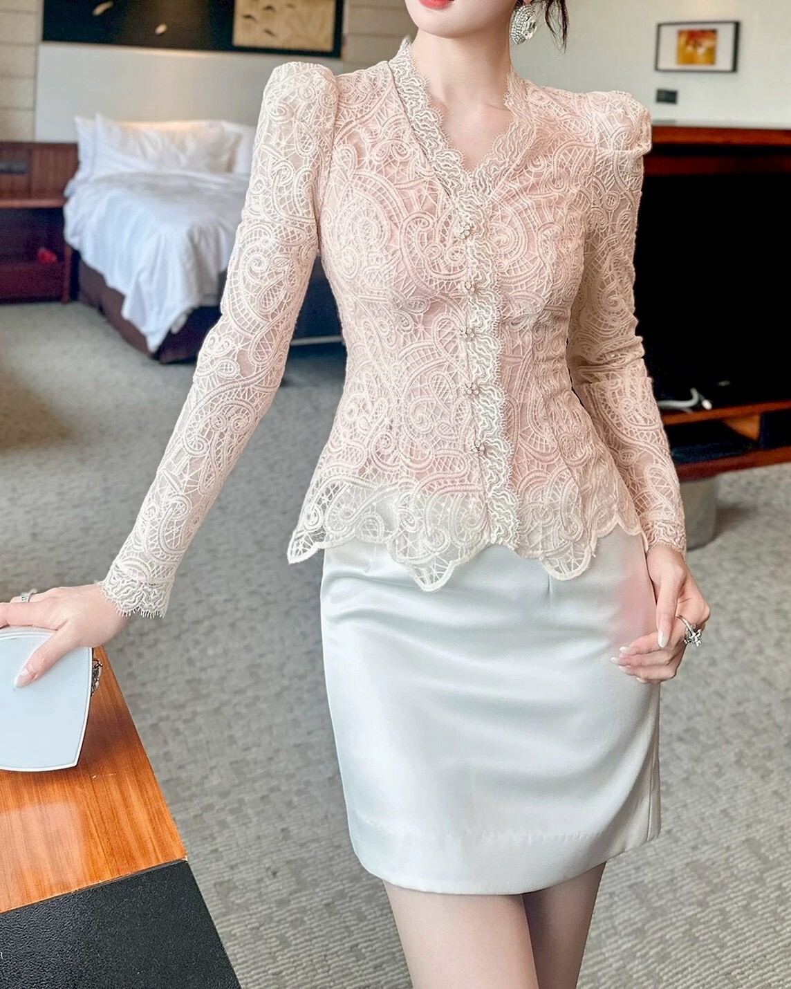 設計師家淺粉水溶蕾絲上衣