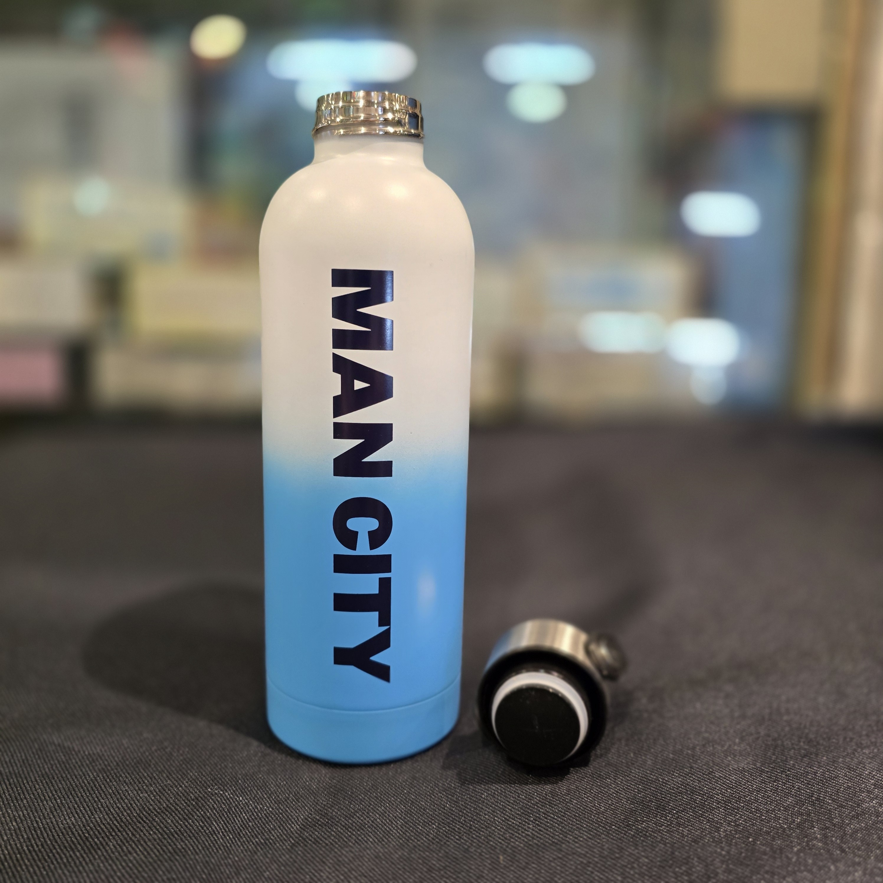 曼城淺藍白色手環保溫樽