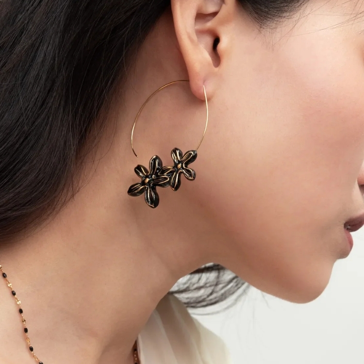 黑花花卉瓷圈型耳環
