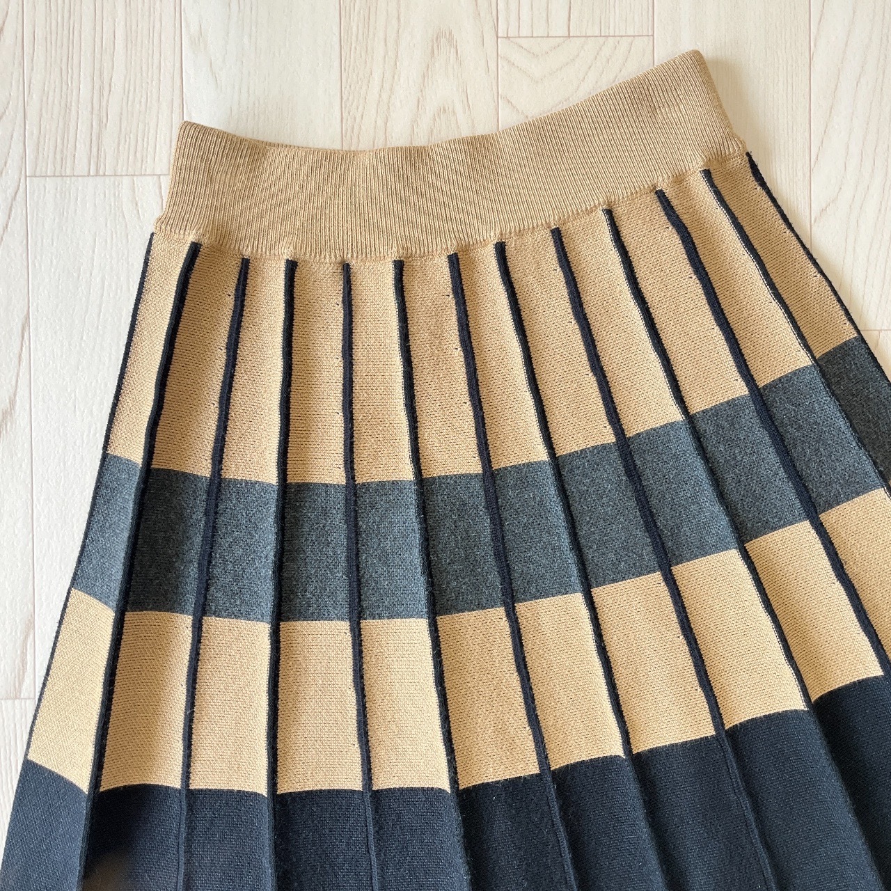 卡其色配灰色A字針織裙