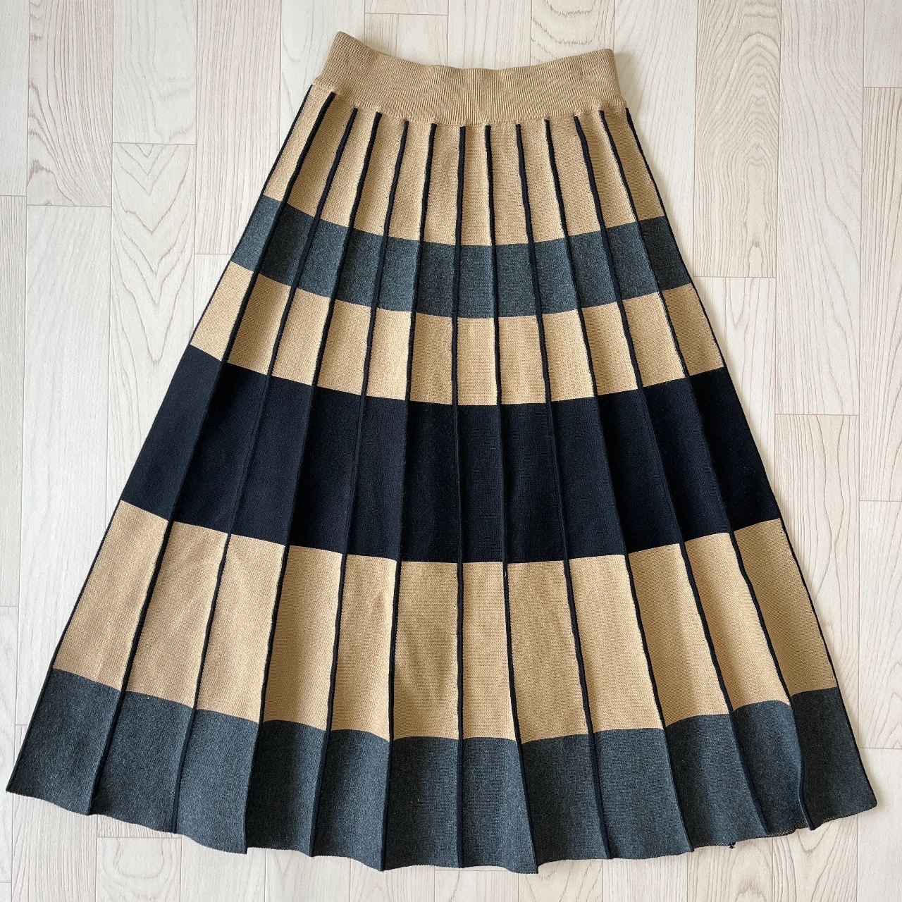 卡其色配灰色A字針織裙