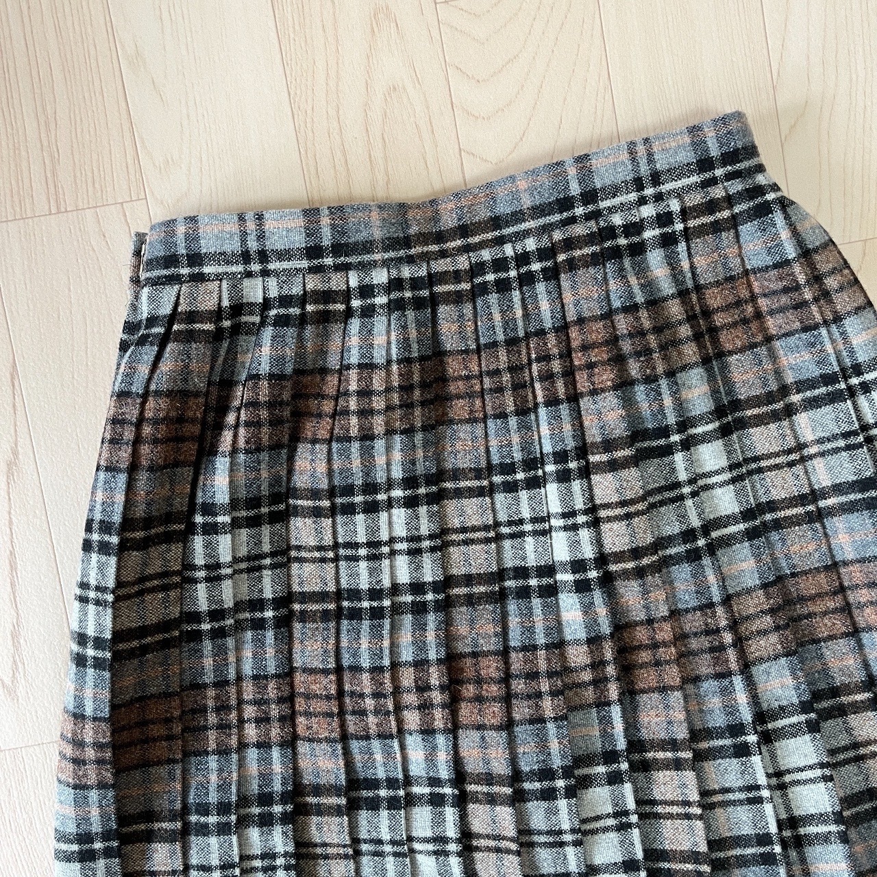 柔和灰色格紋羊毛百摺裙