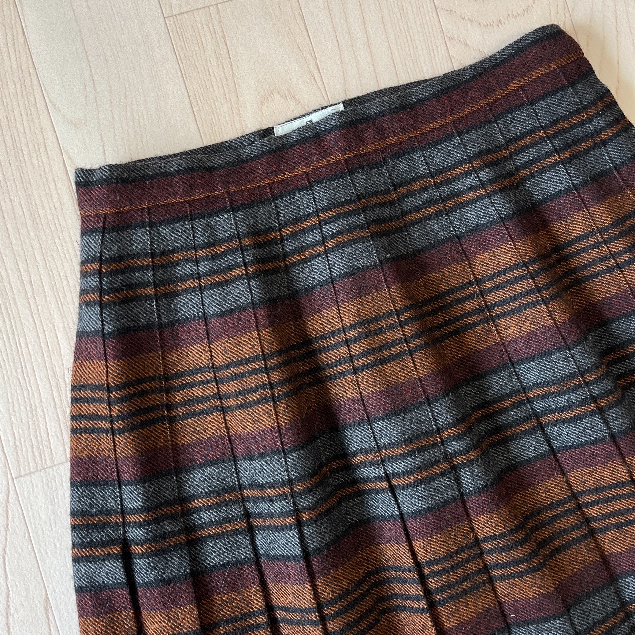 棗紅與灰色個性條紋半裙