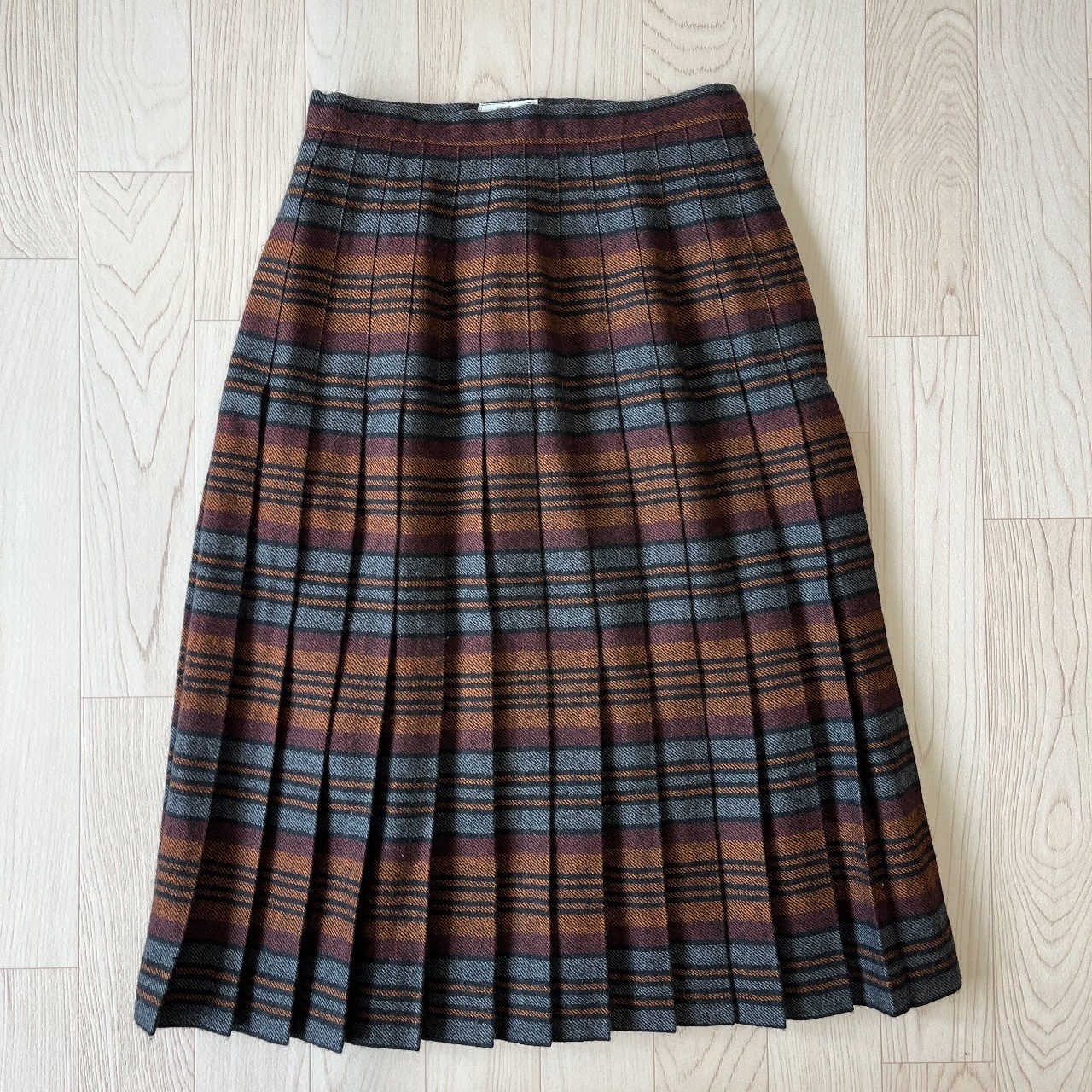 棗紅與灰色個性條紋半裙