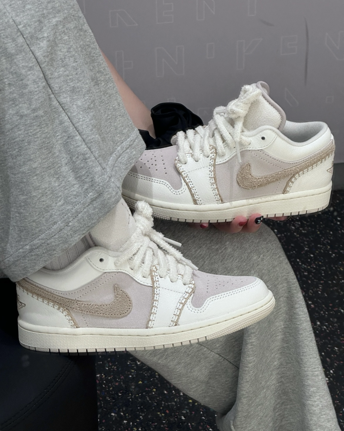 Nike Air Jordan 1 Low SE 奶油粉棕 卡其 麂皮 皮革 拼接 縫線 女鞋