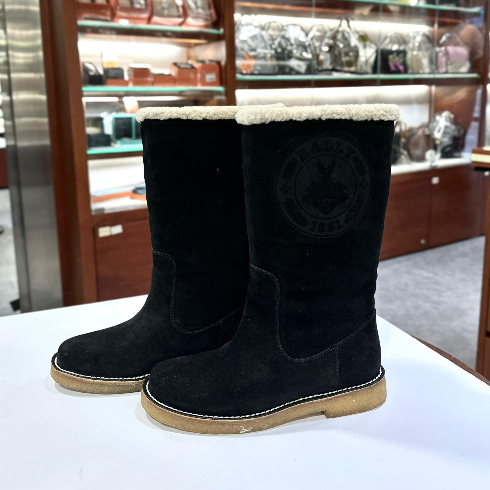 只有35碼~全球最低價!!! 全新BALLY BOOTS,黑色麂皮,毛毛靴, 巴利長靴 #BRAND NEW #香榭站正品