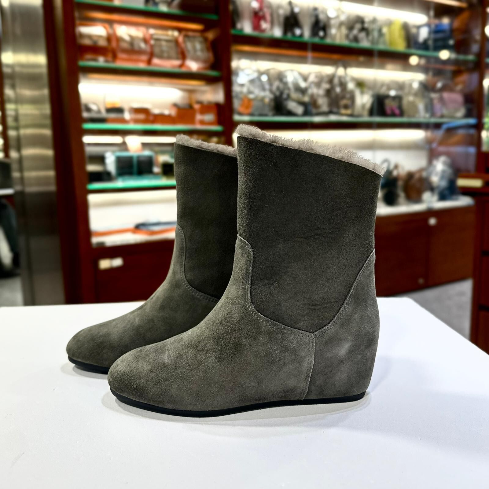 只有35碼~全球最低價!!! 意大利全新CARINO BOOTS 瀝青灰色麂皮 ,平底中筒毛毛靴 #BRAND NEW #香榭站正品