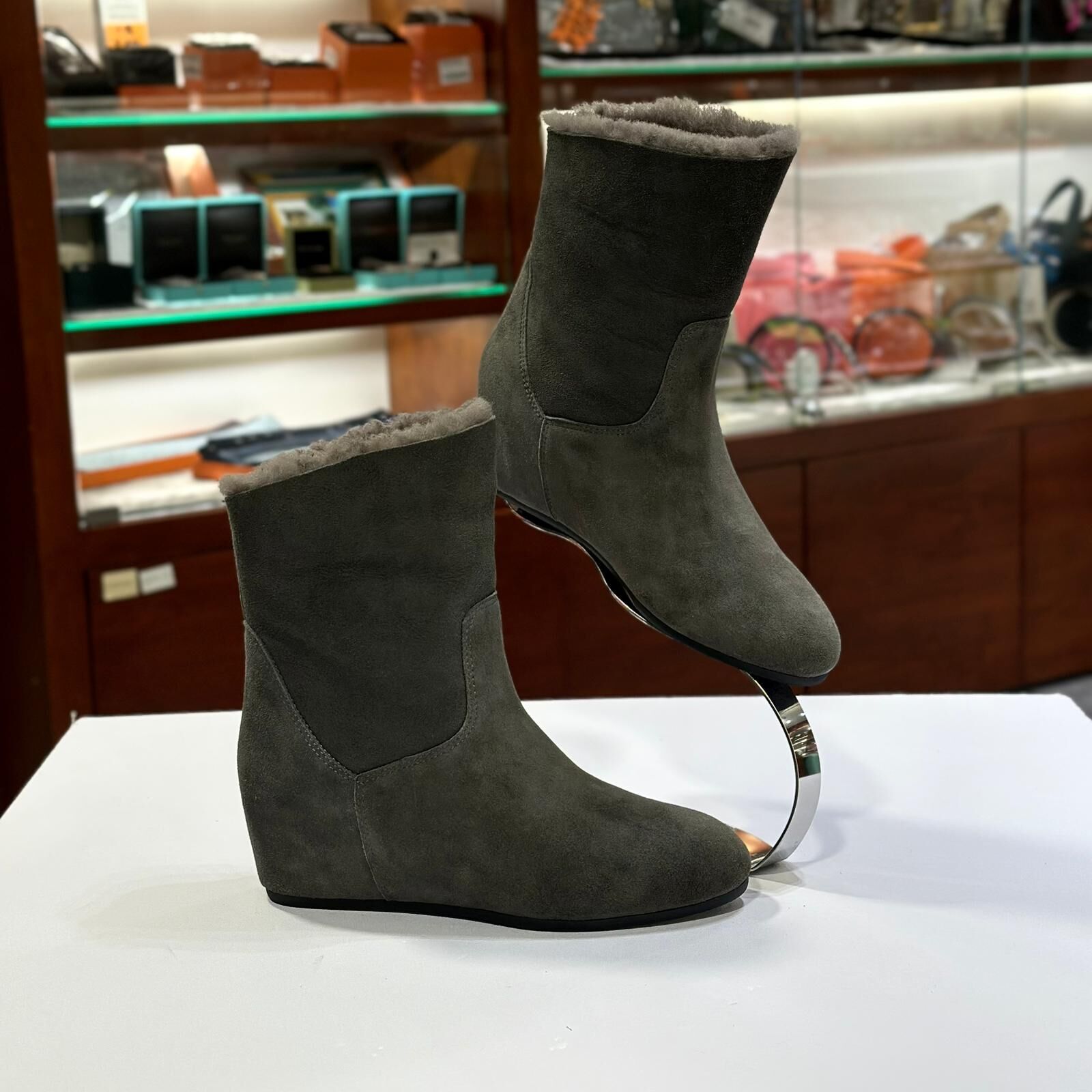 只有35碼~全球最低價!!! 意大利全新CARINO BOOTS 瀝青灰色麂皮 ,平底中筒毛毛靴 #BRAND NEW #香榭站正品