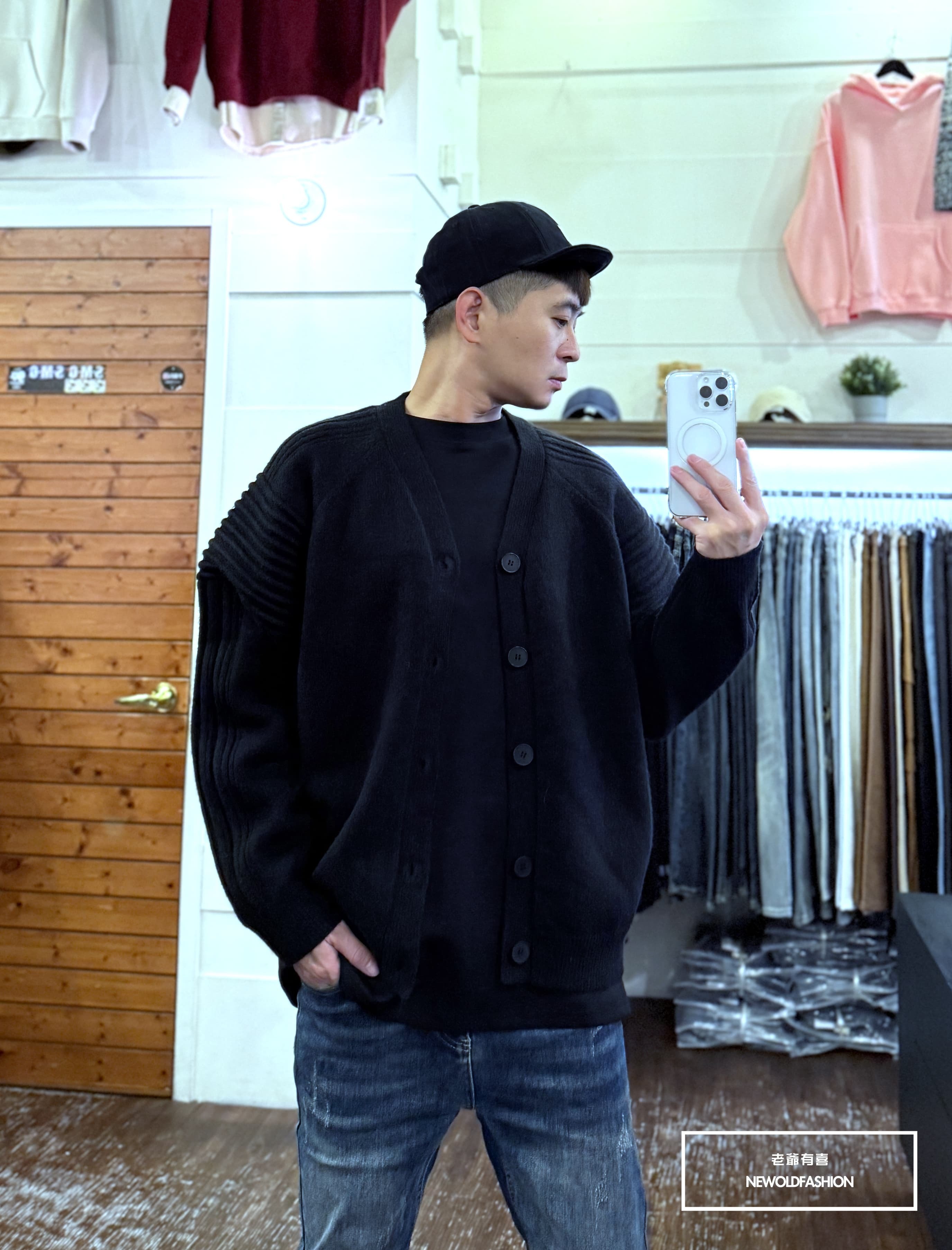 『新品上市』重磅立體線條黑釦針織罩衫(NOF251072396)-黑