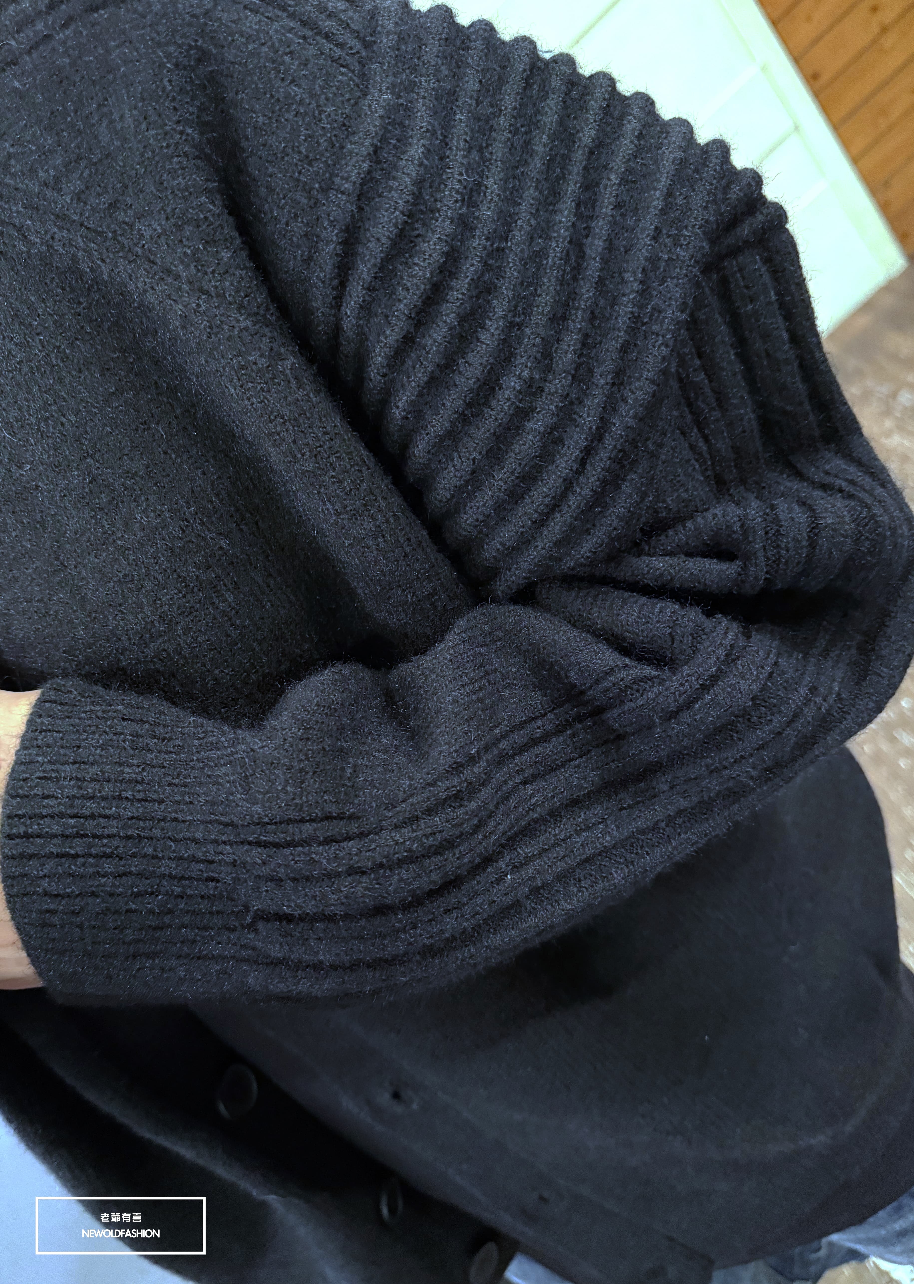 『新品上市』重磅立體線條黑釦針織罩衫(NOF251072396)-黑