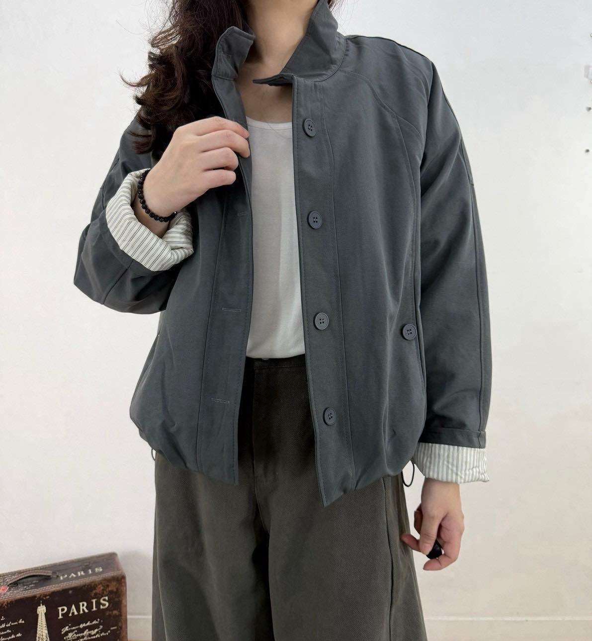 【俐落不厚重的立領內條紋舖棉外套】（現貨）