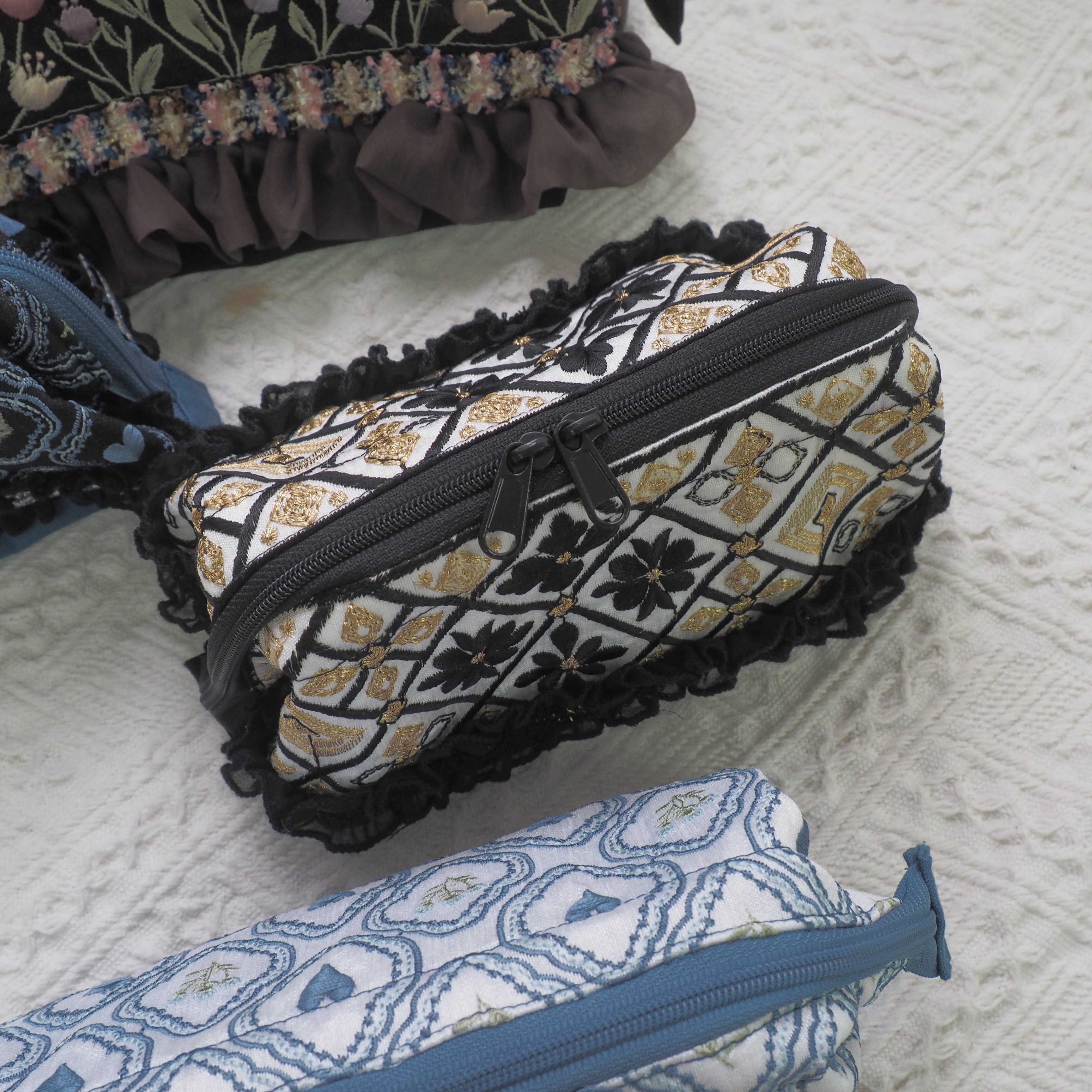 白底菱形圖案 印度刺繡帶 醫生口金袋 支架口金 (小）