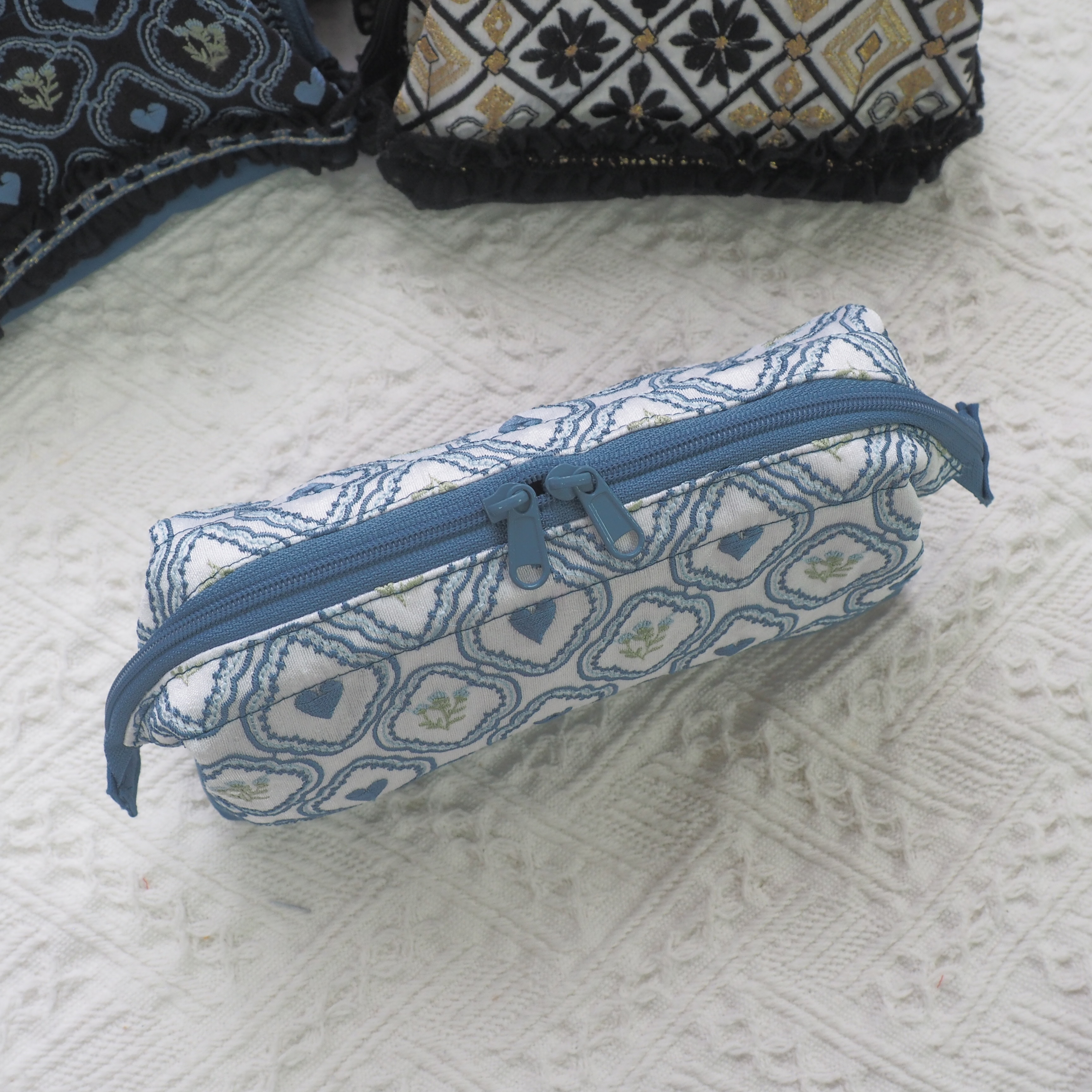 白底心形圖案 印度刺繡帶 醫生口金袋 支架口金 （中）