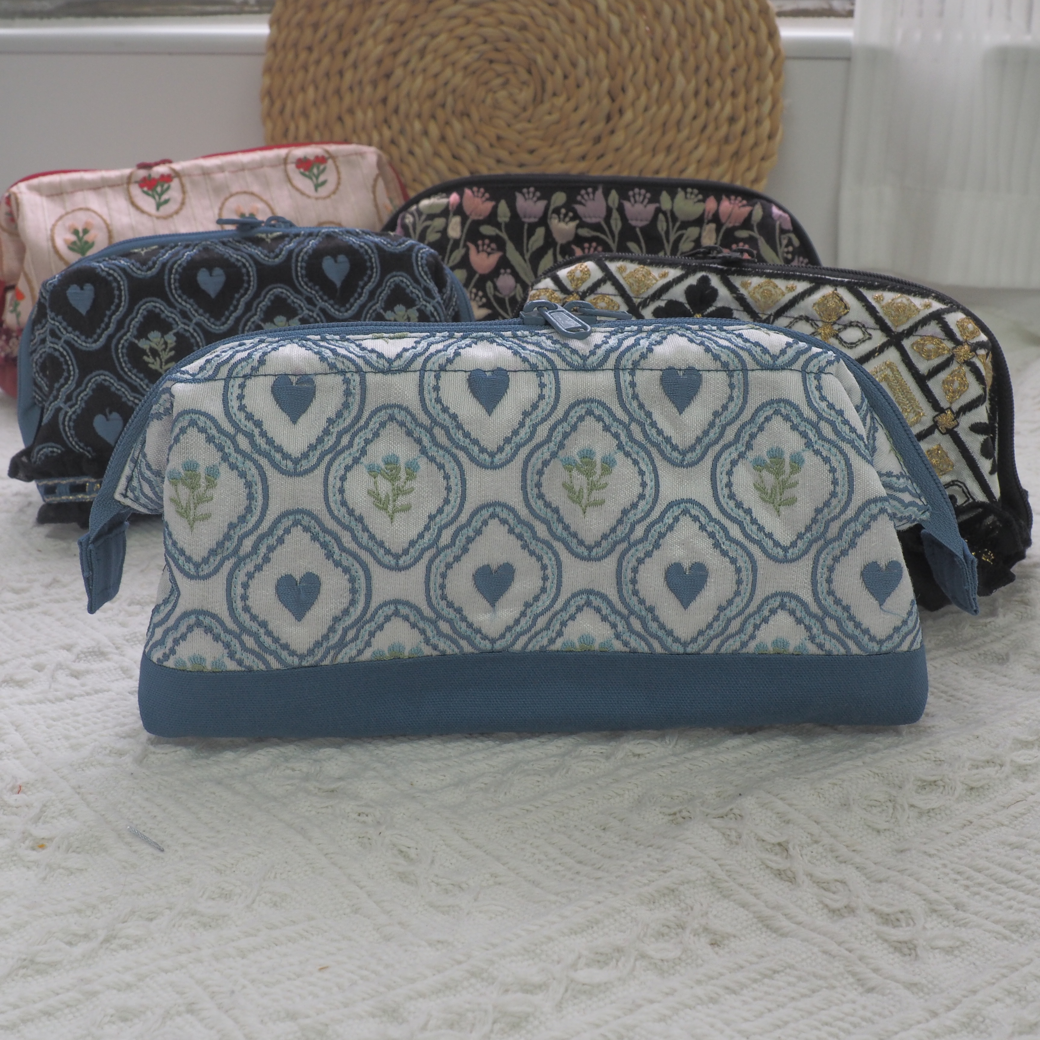 白底心形圖案 印度刺繡帶 醫生口金袋 支架口金 （中）