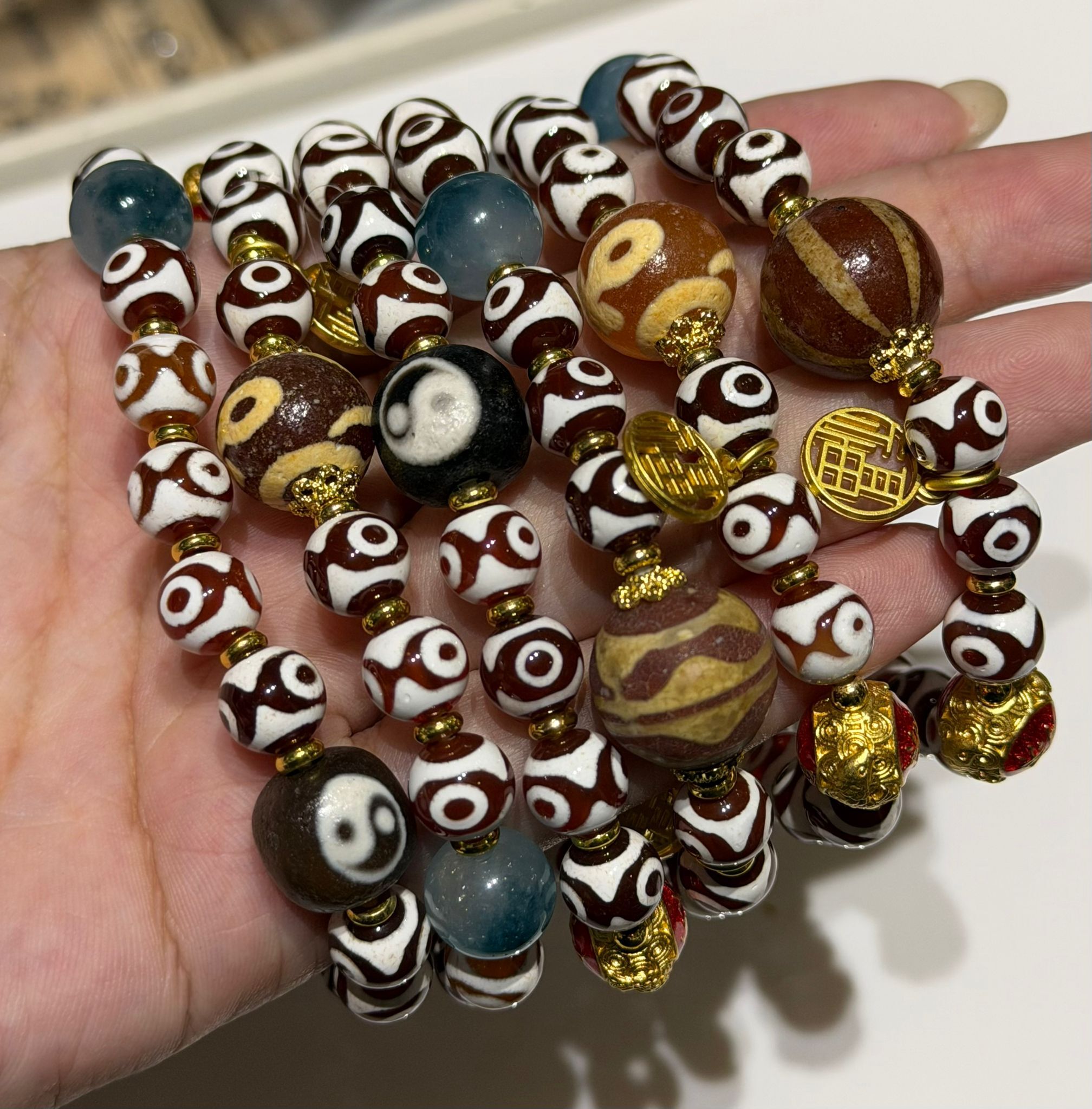 251115 -C36 小三眼天珠隨機隔珠太極手串