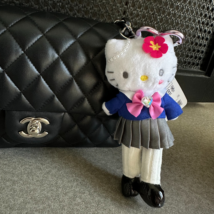 日本 SANRIO Hello Kitty 涉谷長腳掛飾 高校制服