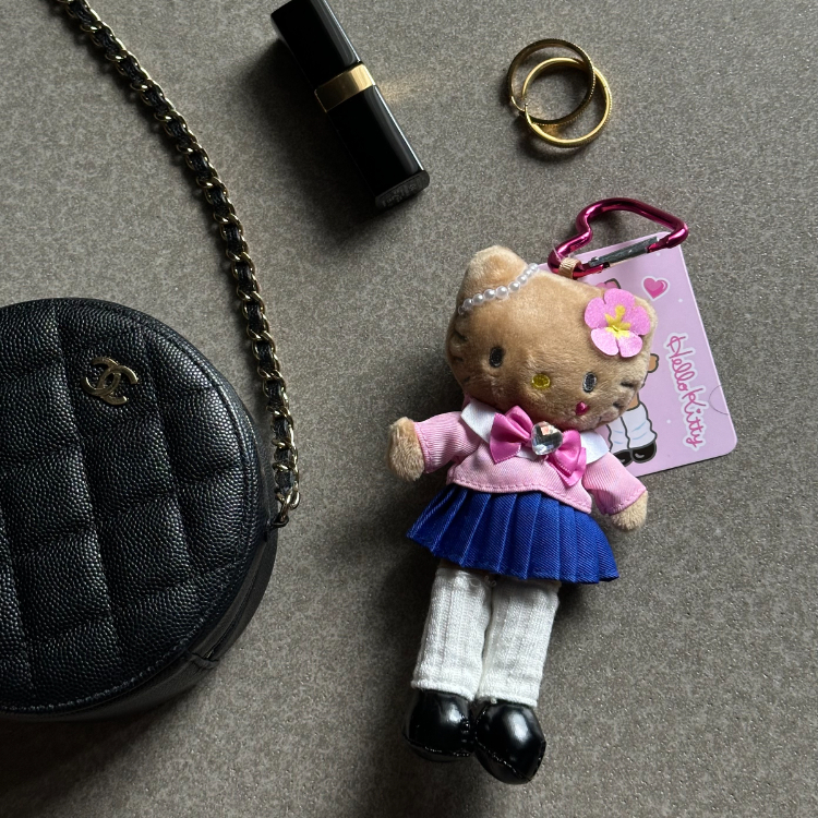 日本 SANRIO Hello Kitty 涉谷長腳掛飾 高校制服 烤焦