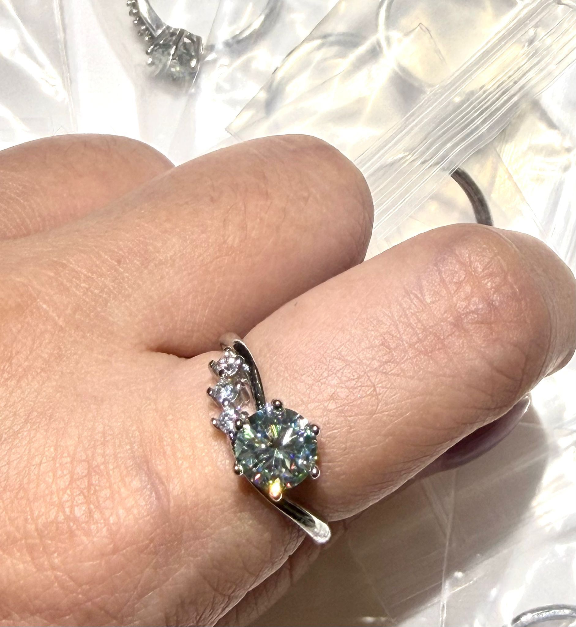 251115 -C60 1卡主石3小星莫桑半銀開口戒指（無證書）