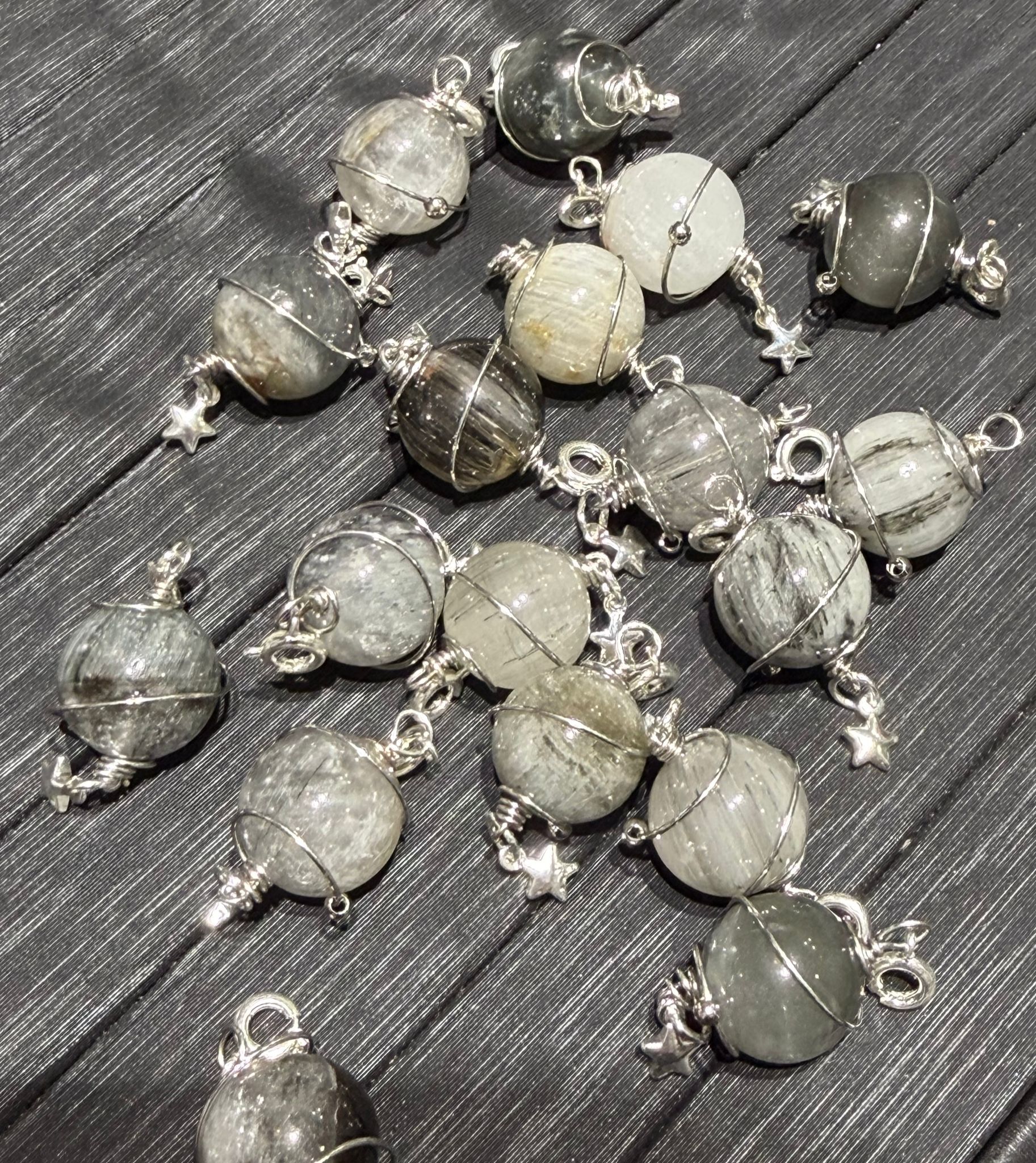 251115 - C84 灰藍幽靈兔毛星球懶人扣吊墜1粒