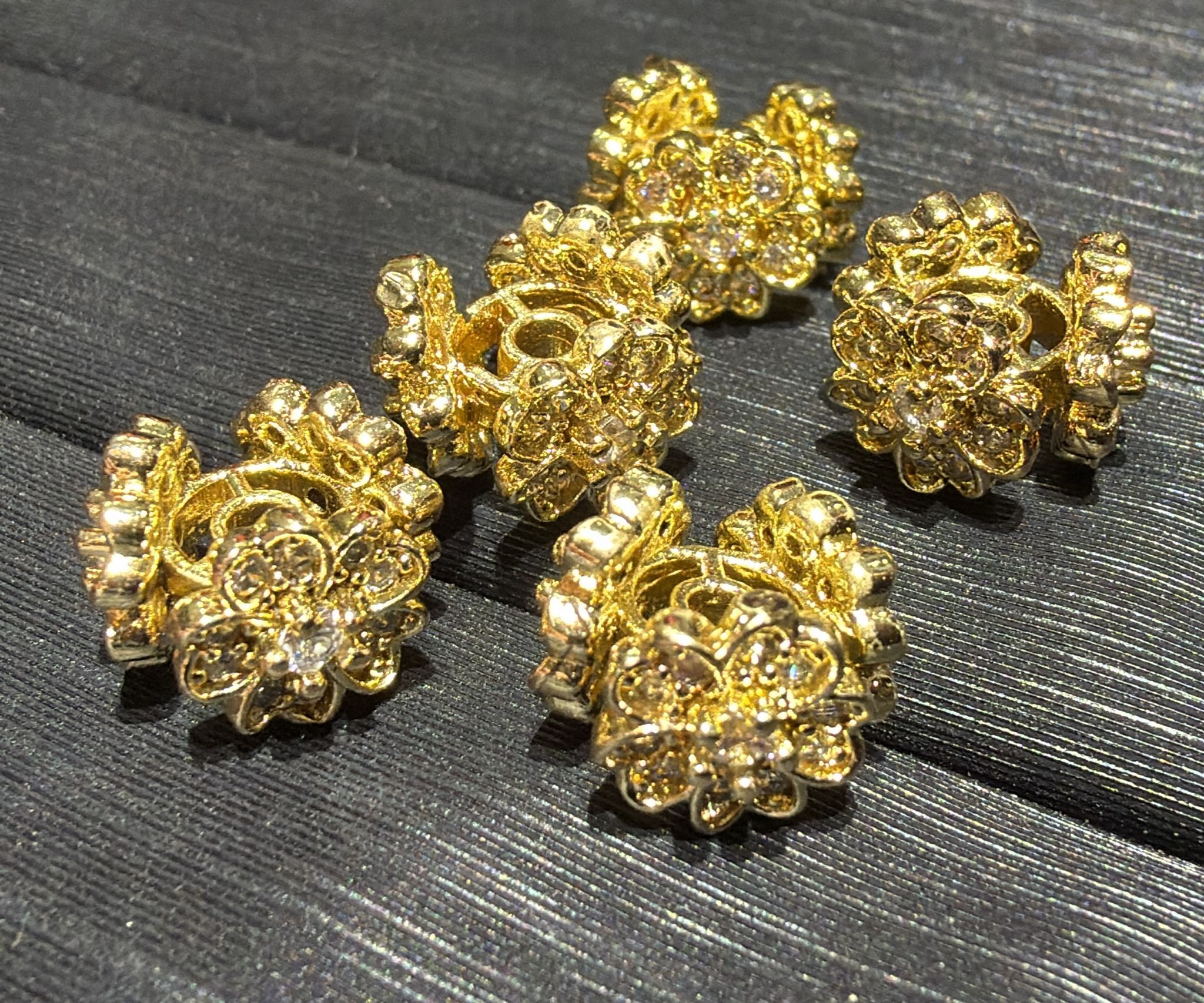 251115 - C89 立體櫻花滿鑽金色隔珠1粒