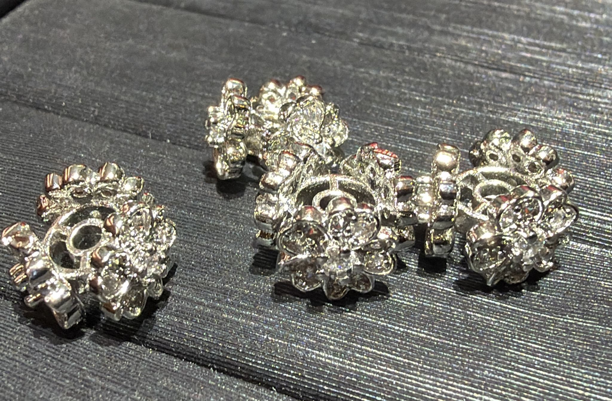 251115 - C90 立體櫻花滿鑽銀色隔珠1粒