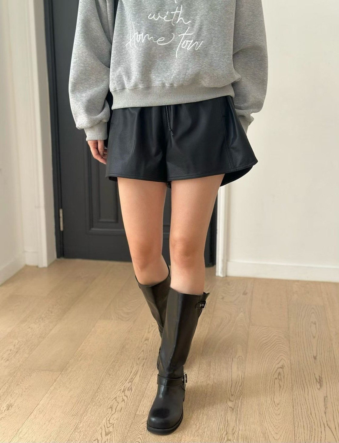 調節鬆緊PU皮短褲