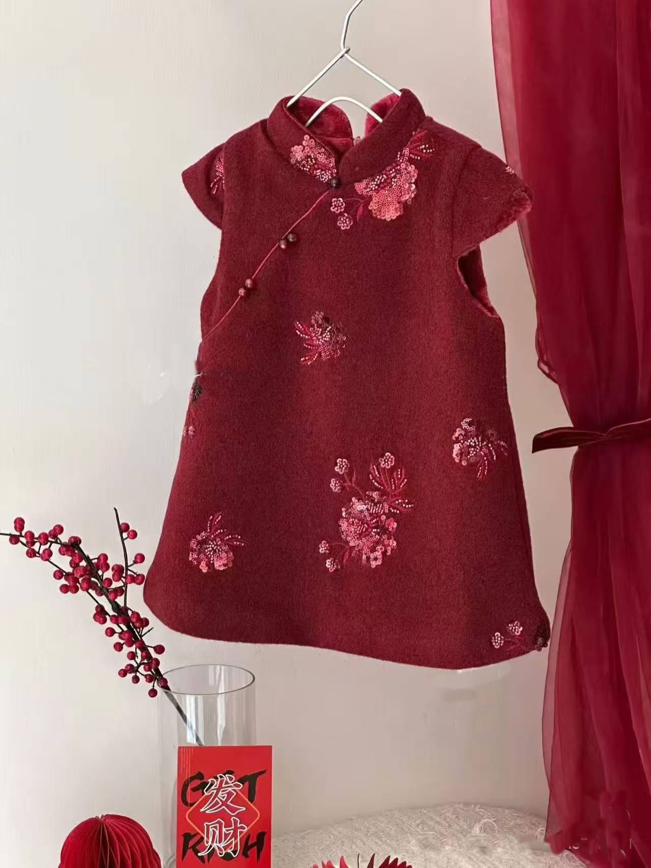 白色袖口毛毛上衣/紅色亮片花朵旗袍