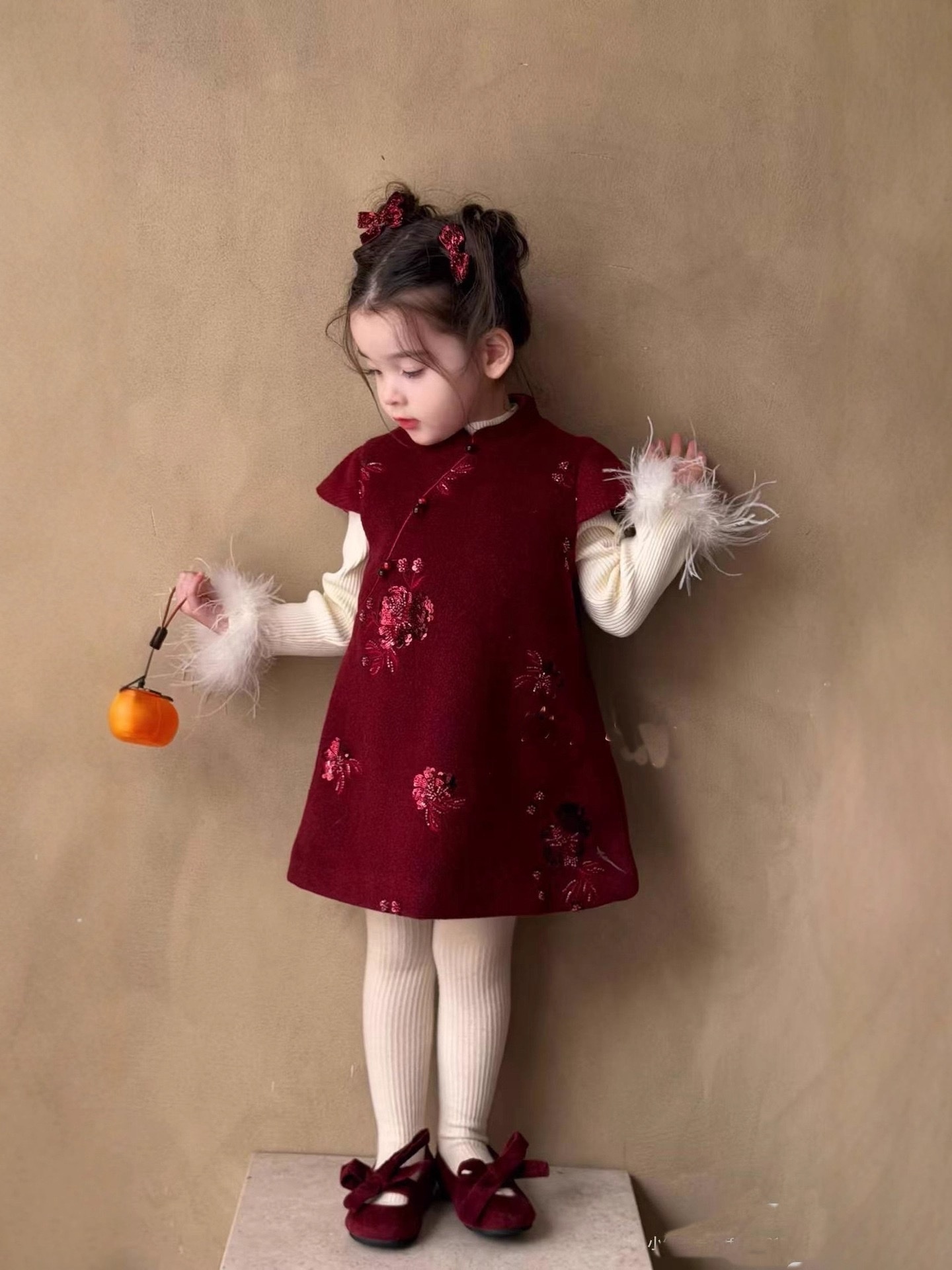 白色袖口毛毛上衣/紅色亮片花朵旗袍