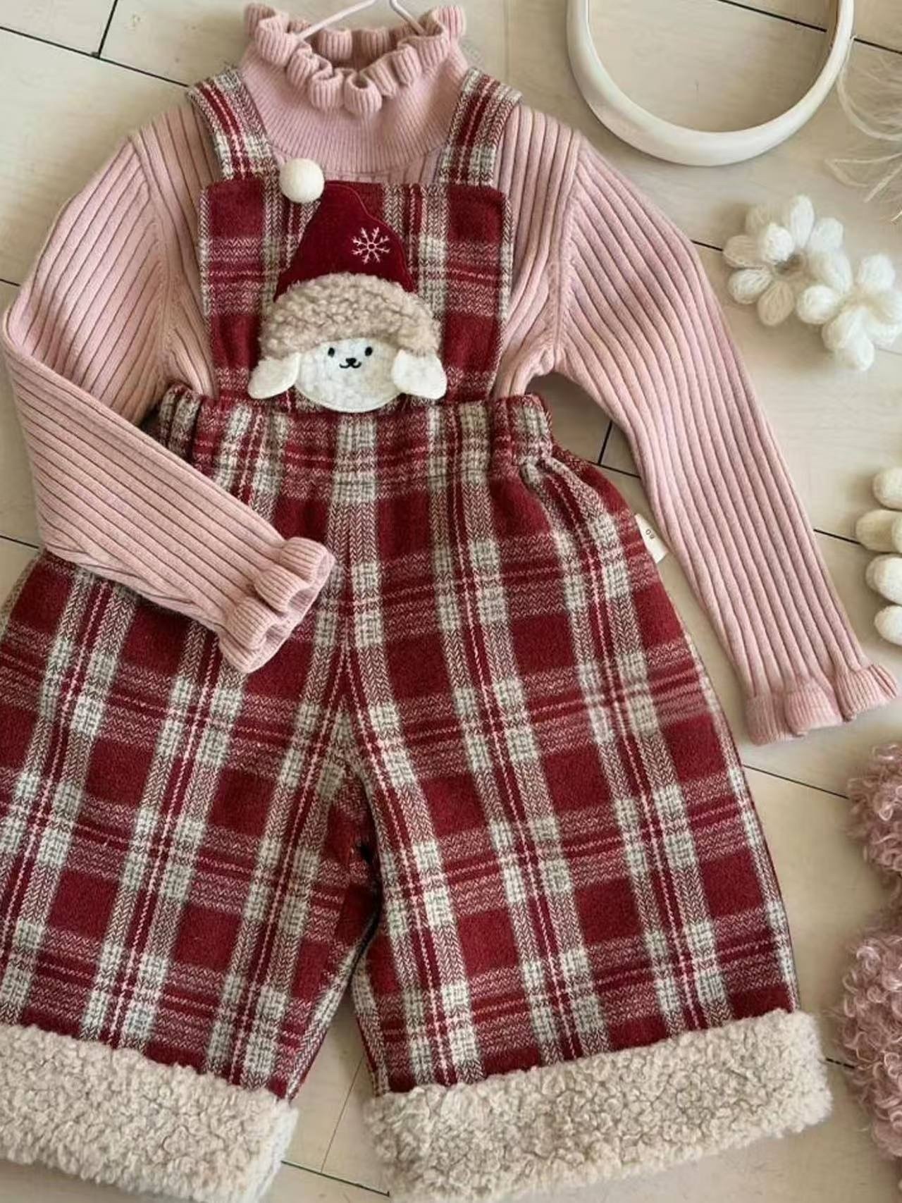 粉色木耳邊上衣/紅色大格紋加厚吊帶褲