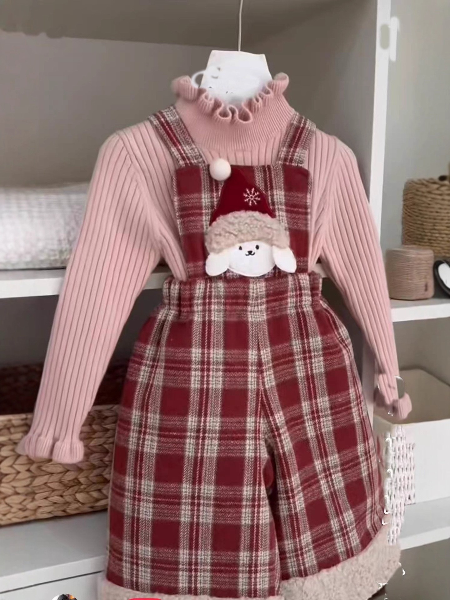 粉色木耳邊上衣/紅色大格紋加厚吊帶褲