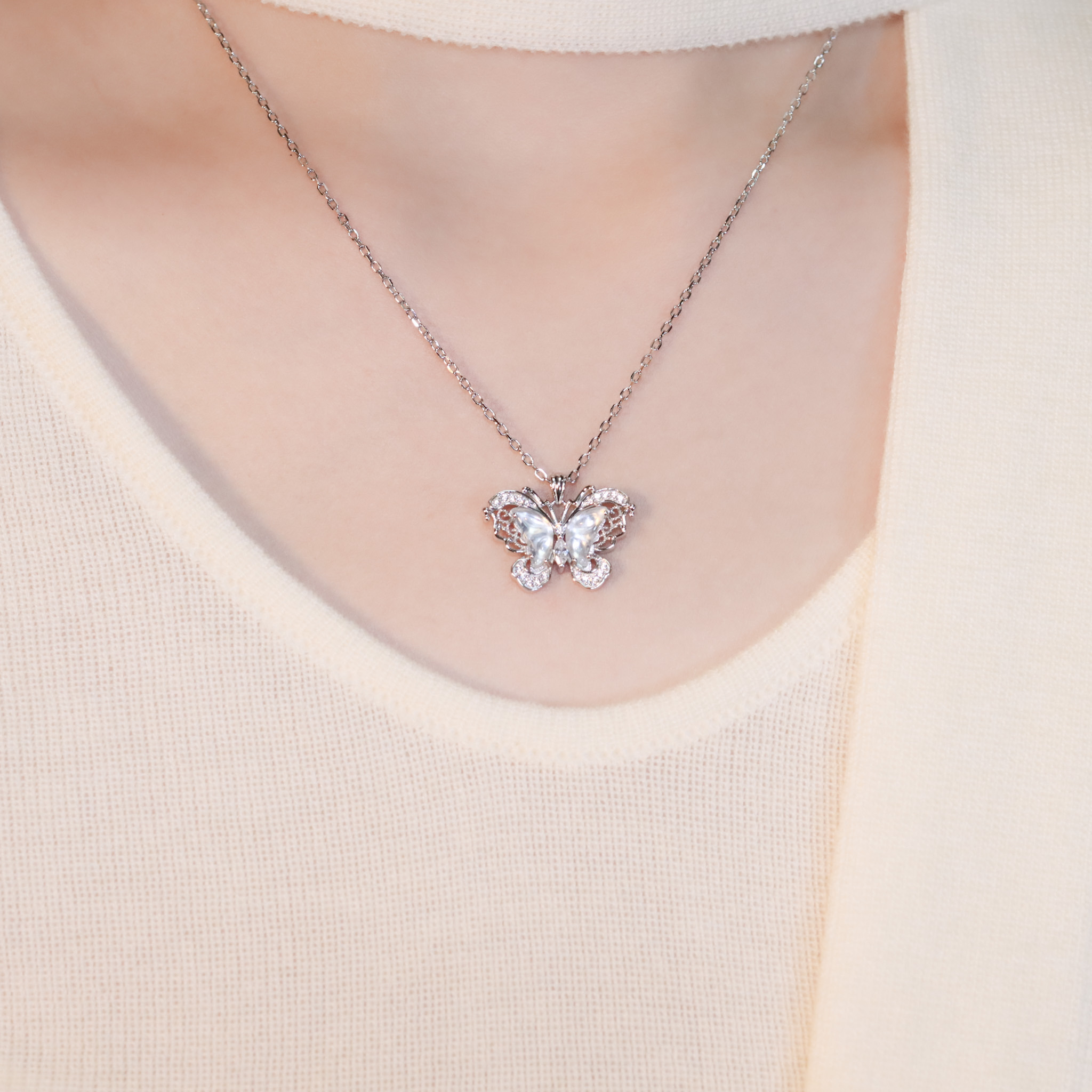 | 925純銀・厚鍍白金 | 純白蝶夢之境項鍊 | NE1509 |