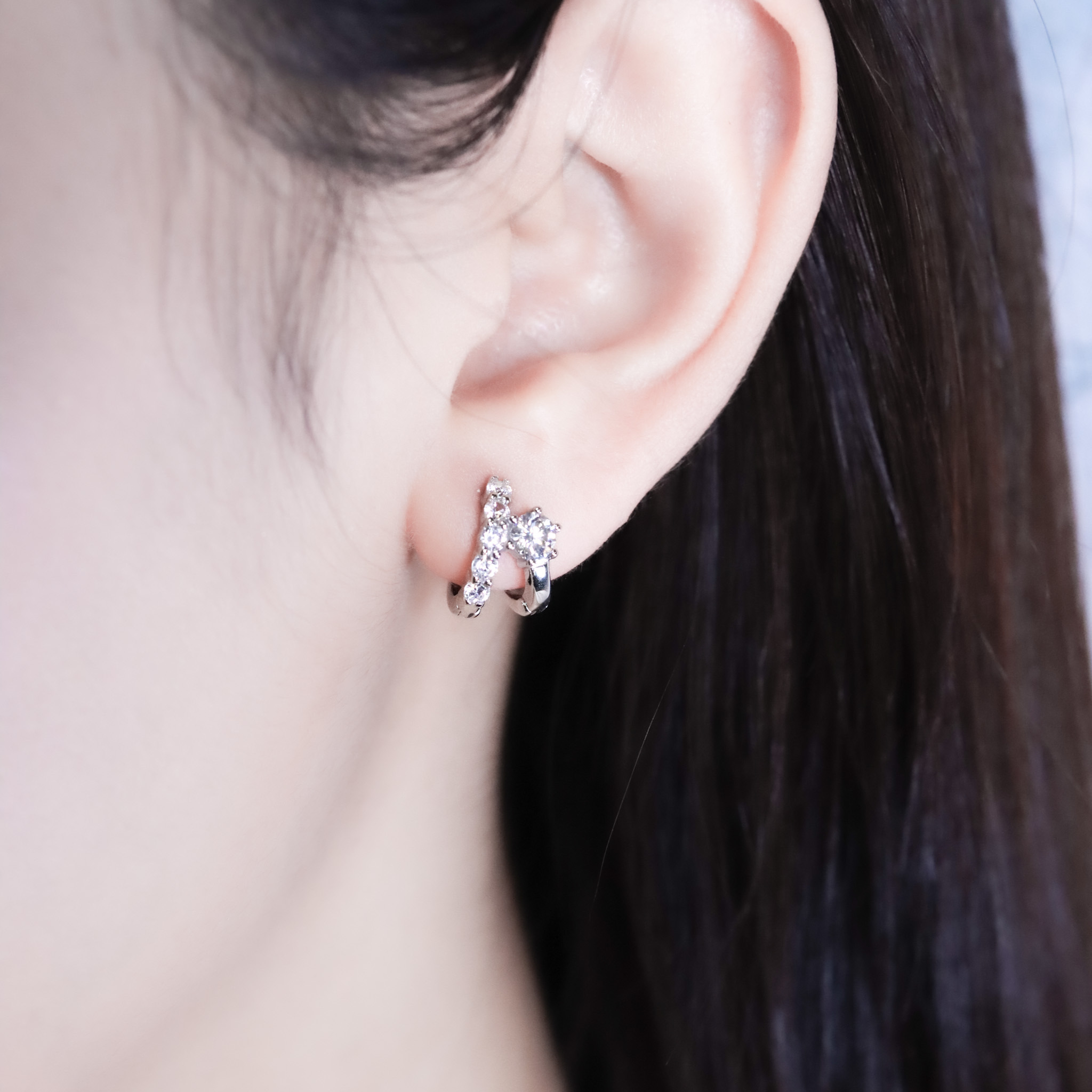 | 925純銀・厚鍍白金・莫桑石 | 鑽光愛意小說耳環 | EA1077 |