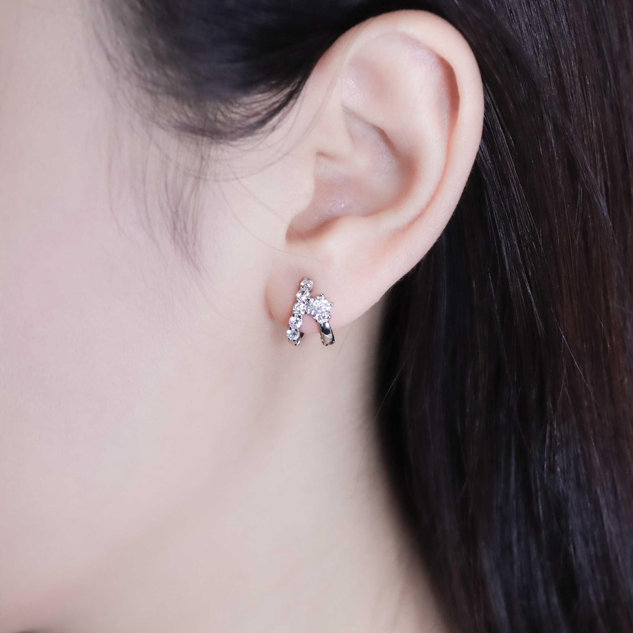 | 925純銀・厚鍍白金・莫桑石 | 鑽光愛意小說耳環 | EA1077 |