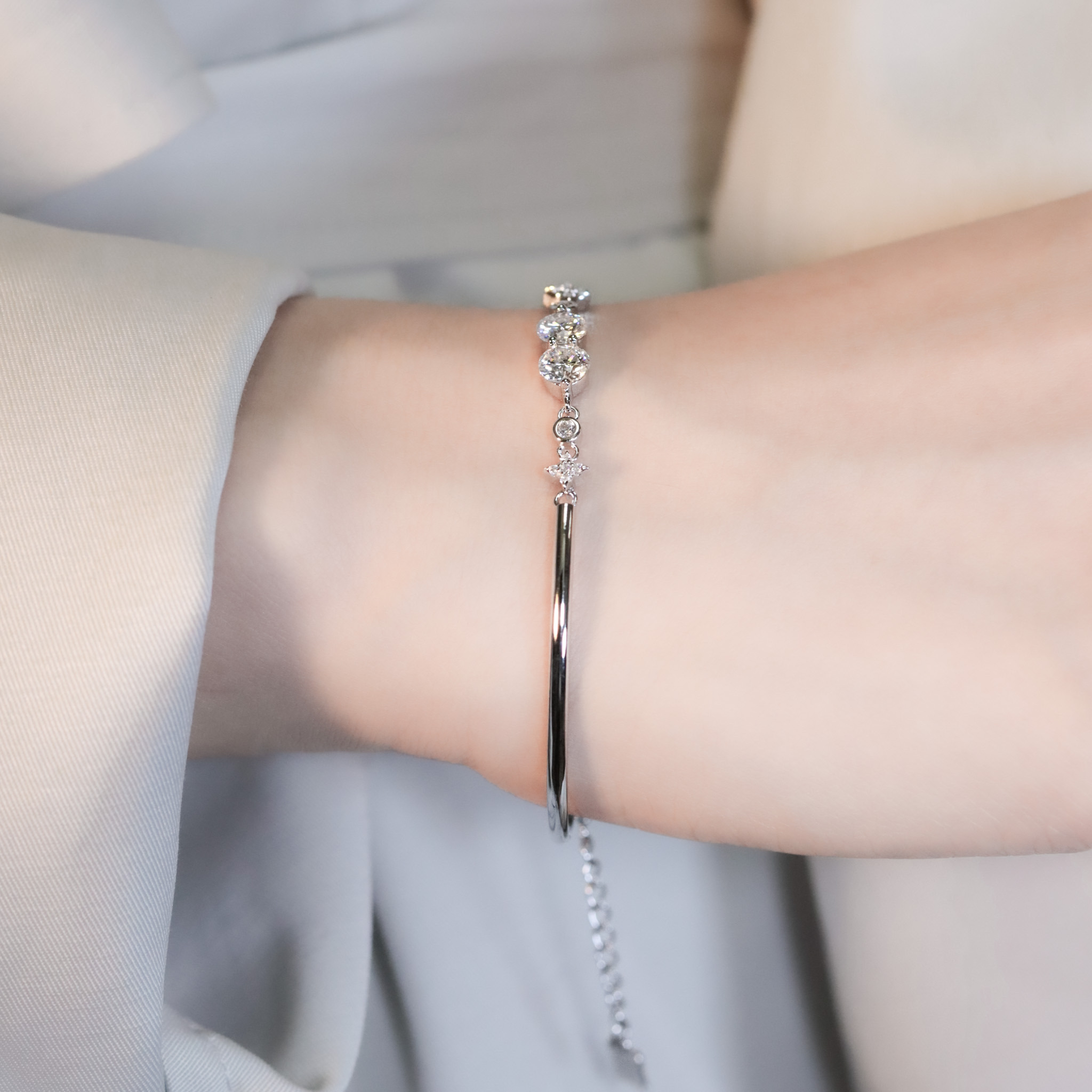 | 925純銀・ 厚鍍白金 ・莫桑石 | 鑽光的我們軟手鐲 | BR1429 |