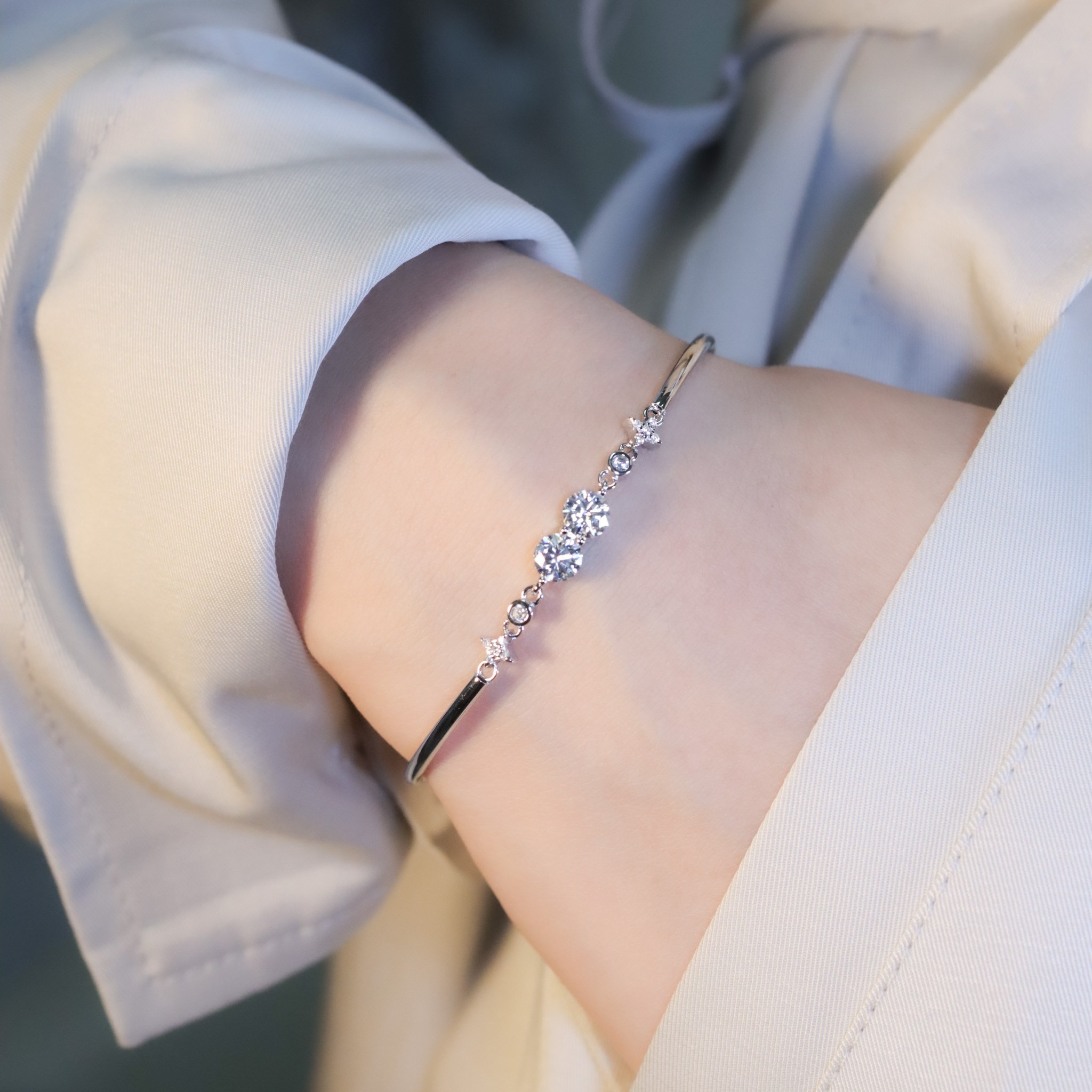 | 925純銀・ 厚鍍白金 ・莫桑石 | 鑽光的我們軟手鐲 | BR1429 |