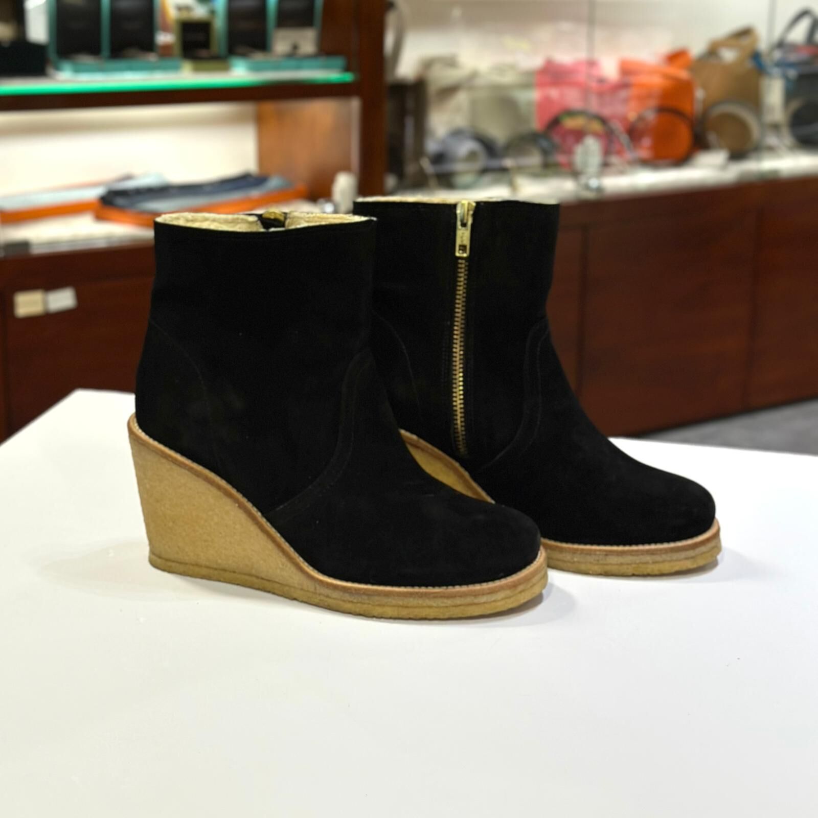 只有35碼~全球最抵!!! 全新APC 短靴35碼 黑色麂皮鬆高鞋底 短BOOTS #BRAND NEW #香榭站正品