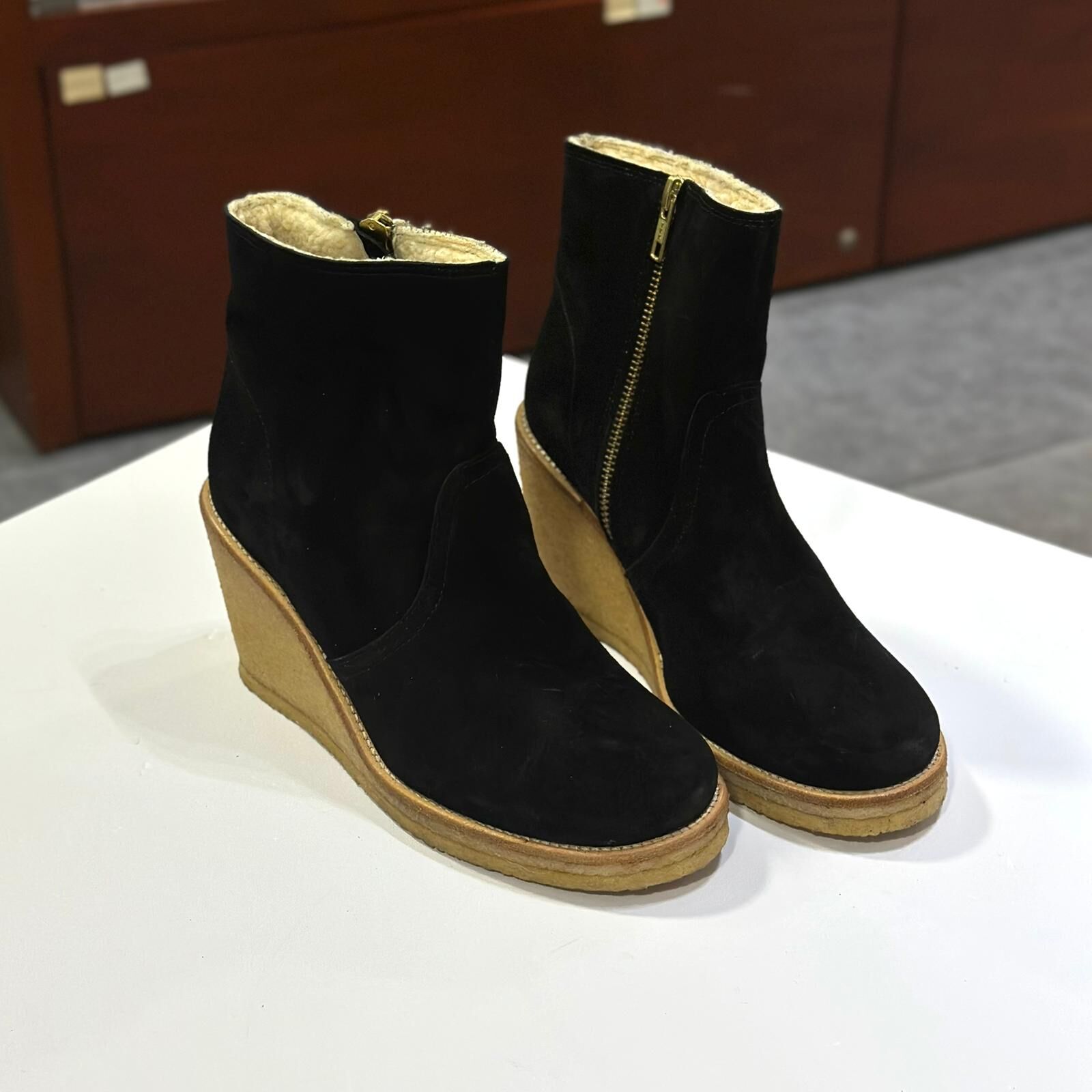 只有35碼~全球最抵!!! 全新APC 短靴35碼 黑色麂皮鬆高鞋底 短BOOTS #BRAND NEW #香榭站正品