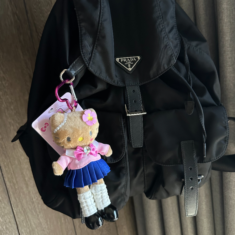 日本 SANRIO Hello Kitty 涉谷長腳掛飾 高校制服 烤焦