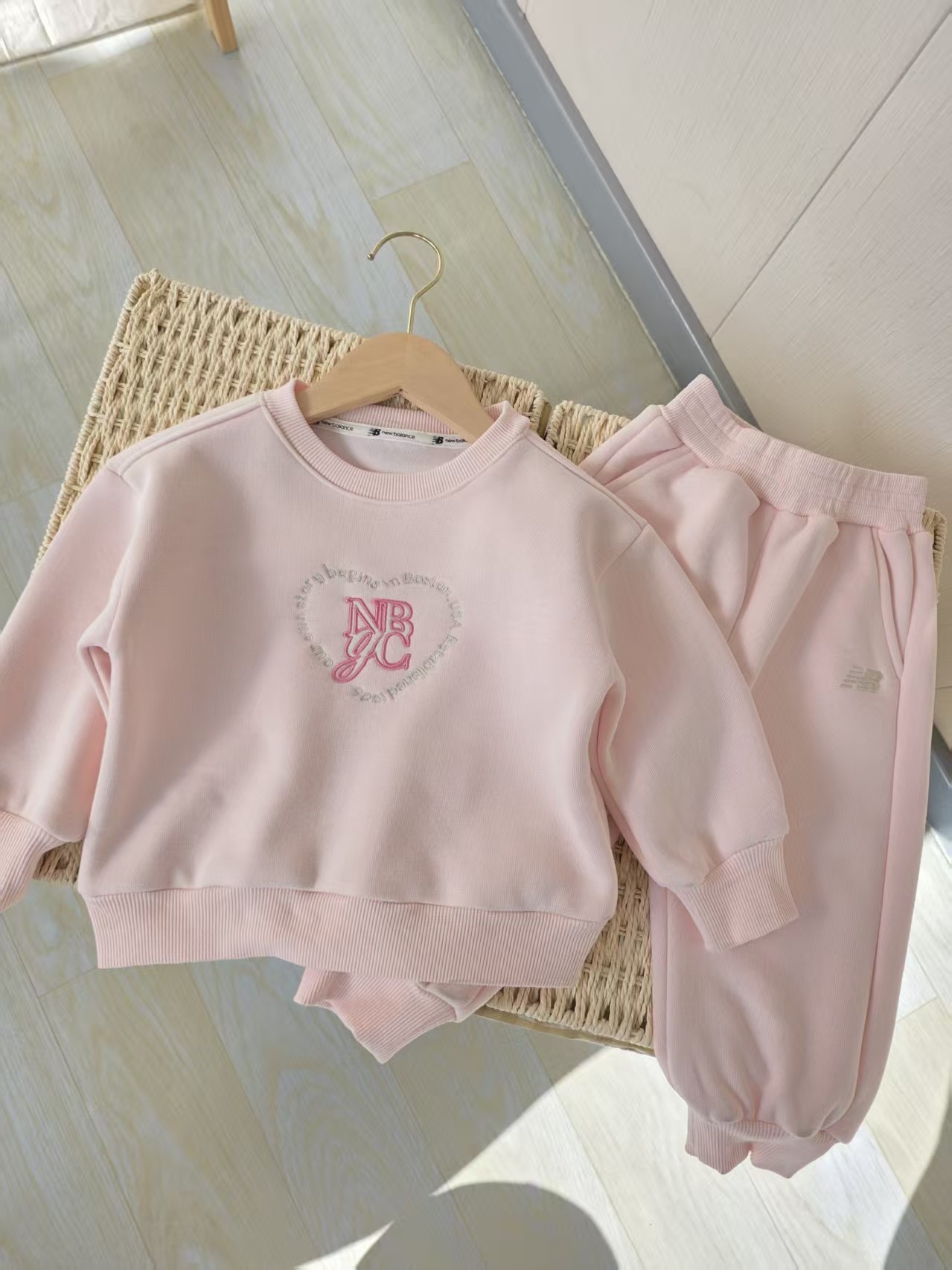 𝐍𝐞𝐰 𝐁𝐚𝐥𝐚𝐧𝐜𝐞 心型刺繡絨毛衛衣褲套裝