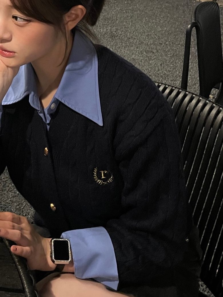 【現貨】韓國 rolarola 針織 長袖 刺繡Logo V領 麻花 開襟衫 i-dle米妮同款