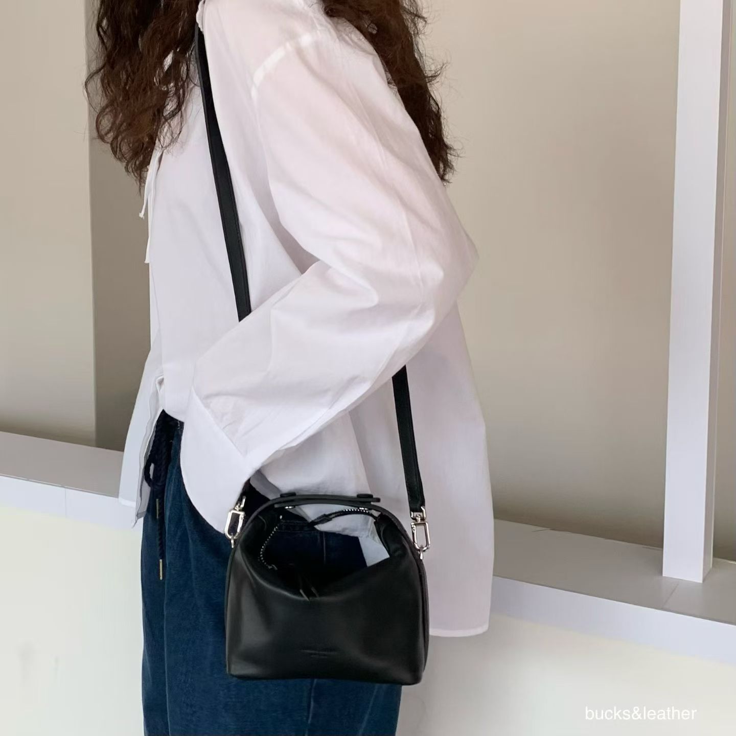 BU5211 人氣款按扣斜背包