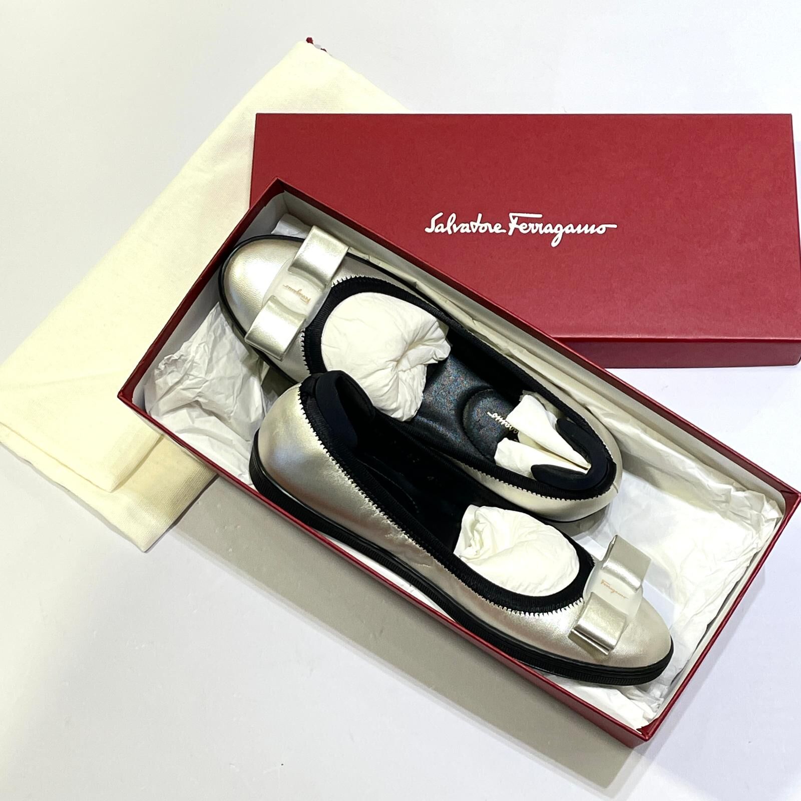 只有35碼~全球最抵!!! 全新FERRAGAMO SHOES平底鞋 ,銀灰色柔軟羊皮/蝴蝶結, 菲拉格慕平底皮鞋 #BRAND NEW #香榭站正品