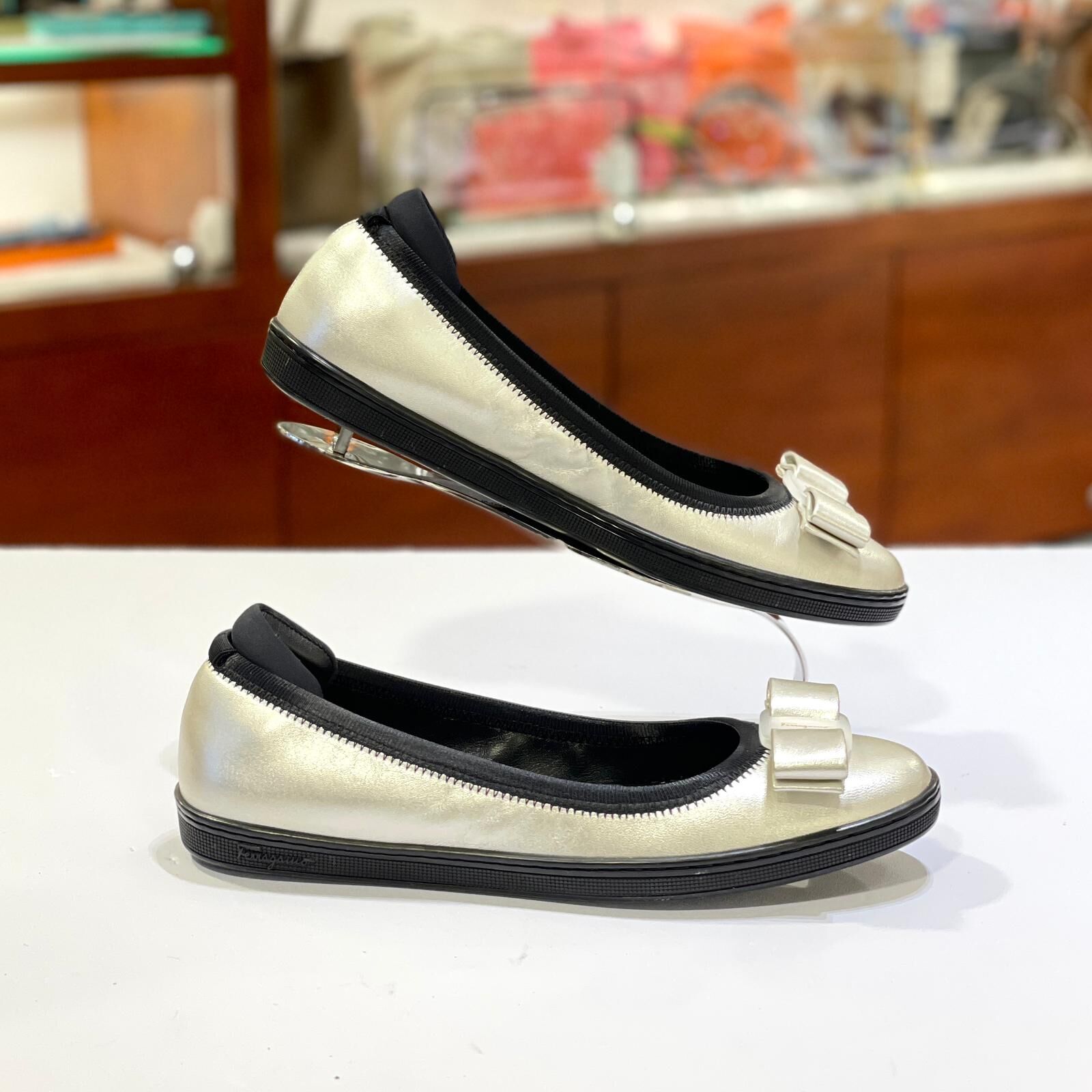 只有35碼~全球最抵!!! 全新FERRAGAMO SHOES平底鞋 ,銀灰色柔軟羊皮/蝴蝶結, 菲拉格慕平底皮鞋 #BRAND NEW #香榭站正品