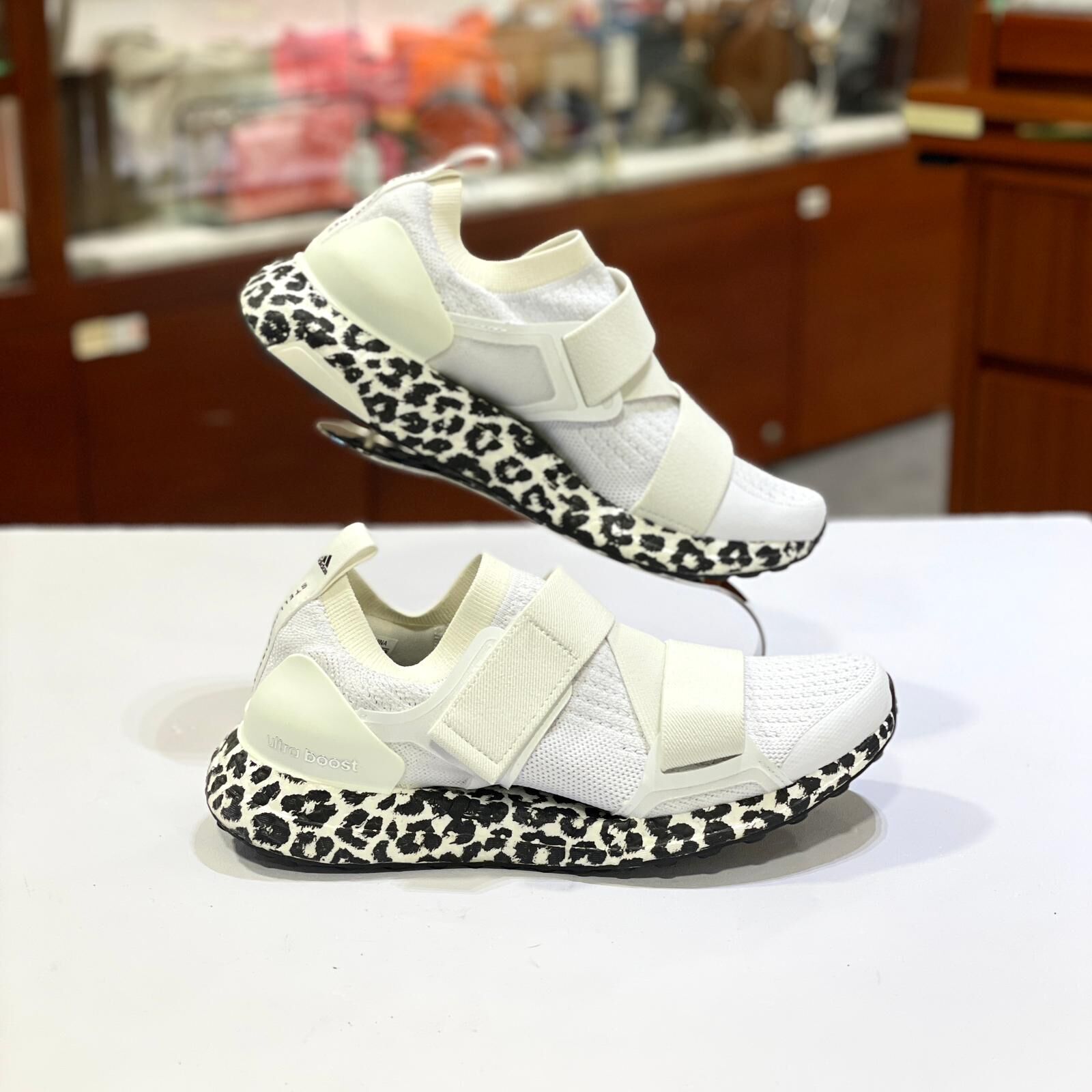 只有36碼~全球最抵!!! 全新STELLA MCCARTNEY Sneakers 36碼 白色透氣尼龍,黑白豹紋輕盈鞋底, 斯特拉·麦卡特尼波鞋 #BRAND NEW #香榭站正品