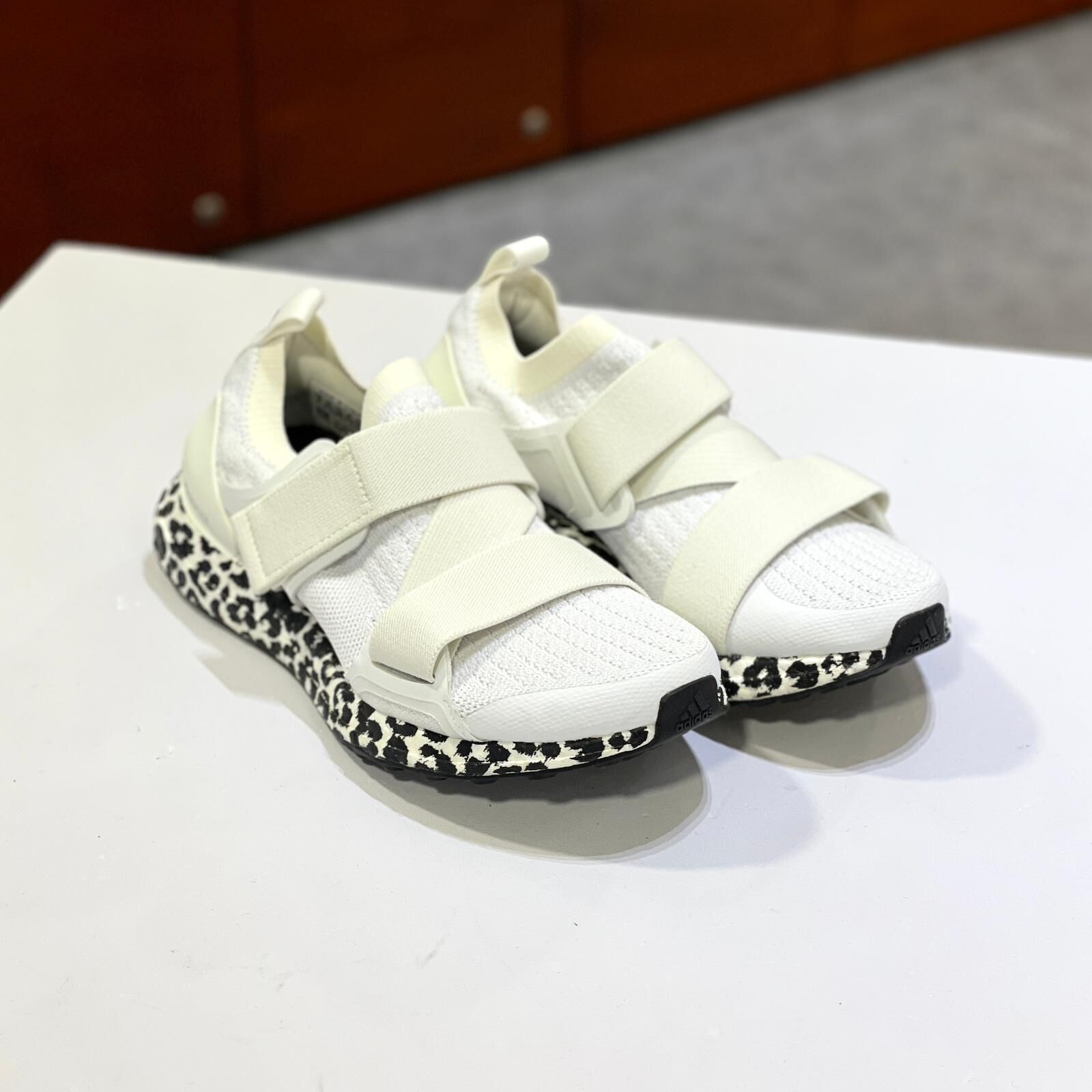 只有36碼~全球最抵!!! 全新STELLA MCCARTNEY Sneakers 36碼 白色透氣尼龍,黑白豹紋輕盈鞋底, 斯特拉·麦卡特尼波鞋 #BRAND NEW #香榭站正品